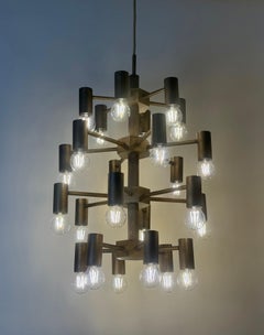 Lustre allemand en laiton de 24 lumières datant du milieu du siècle, attribué à Gotthold Schönwandt