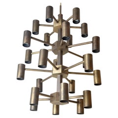 Lustre allemand en laiton de 24 lumières datant du milieu du siècle, attribué à Gotthold Schönwandt