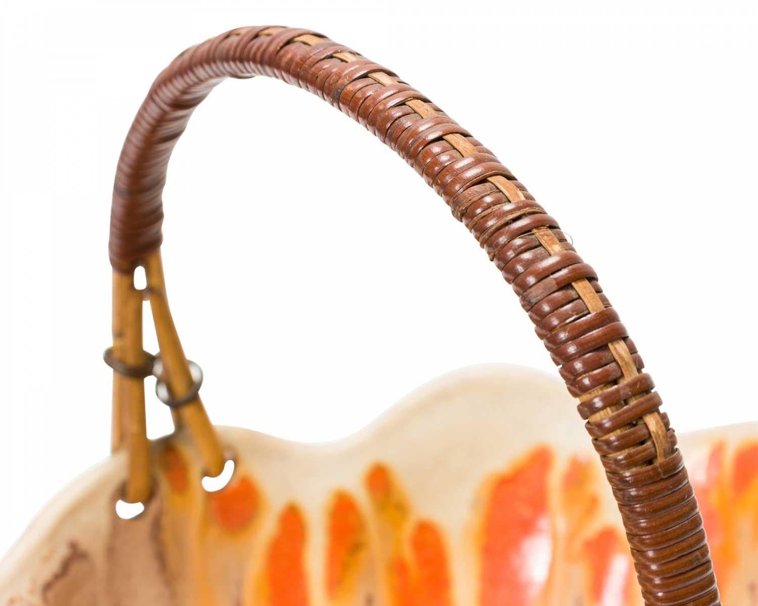 Cesta decorativa alemana de mediados de siglo, de cerámica y porcelana, con asa de ratán envuelta y apoyada en una cesta festoneada de cerámica con esmalte abstracto naranja, marrón y beige. (numerado en la parte inferior)