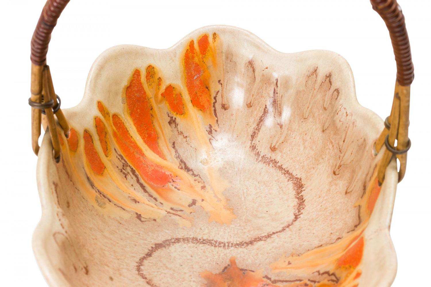 Cesta alemana de cerámica de mediados de siglo con asa de ratán esmaltada en beige, naranja y marrón Moderno de mediados de siglo en venta