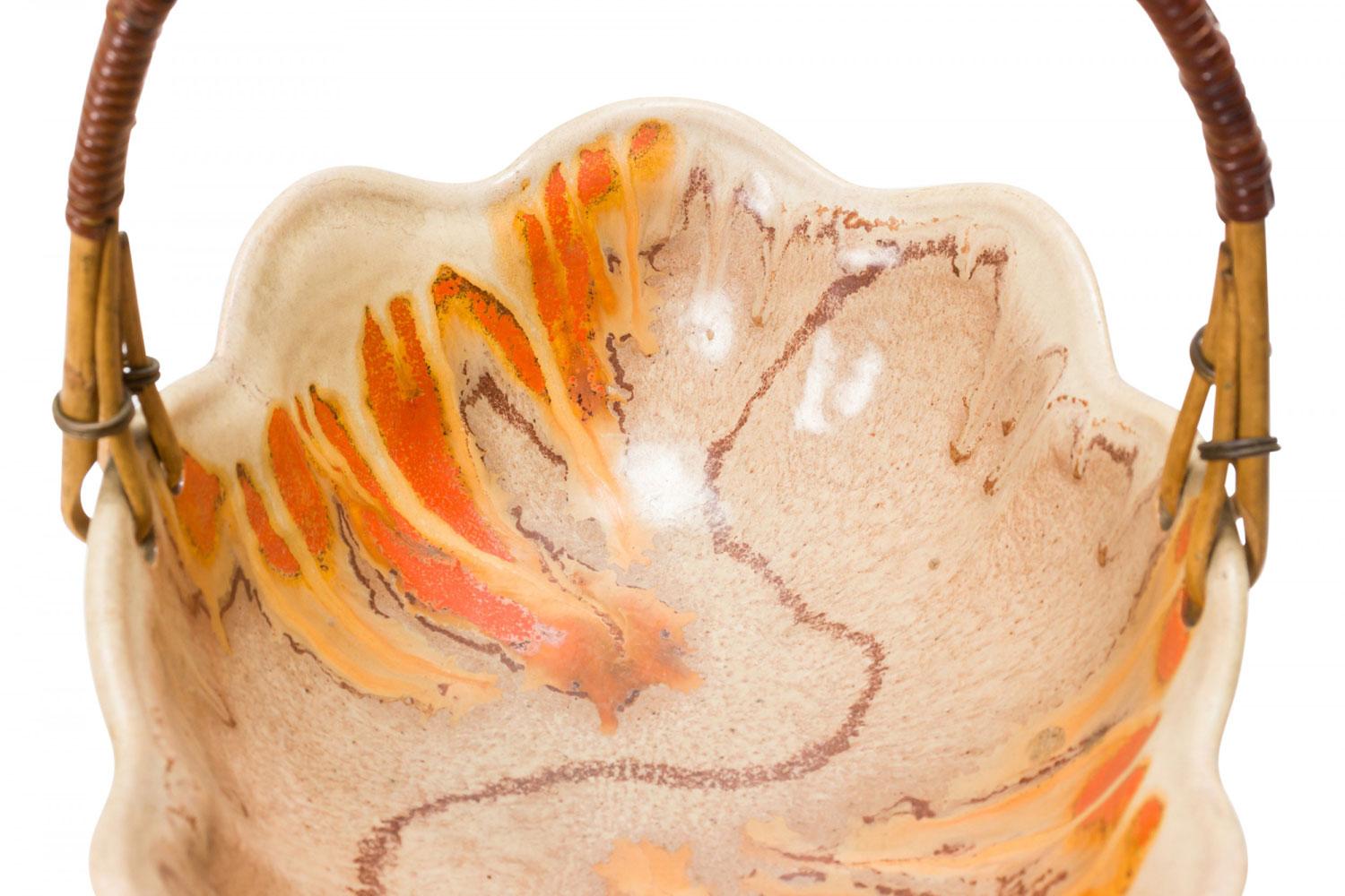 Cesta alemana de cerámica de mediados de siglo con asa de ratán esmaltada en beige, naranja y marrón Alemán en venta