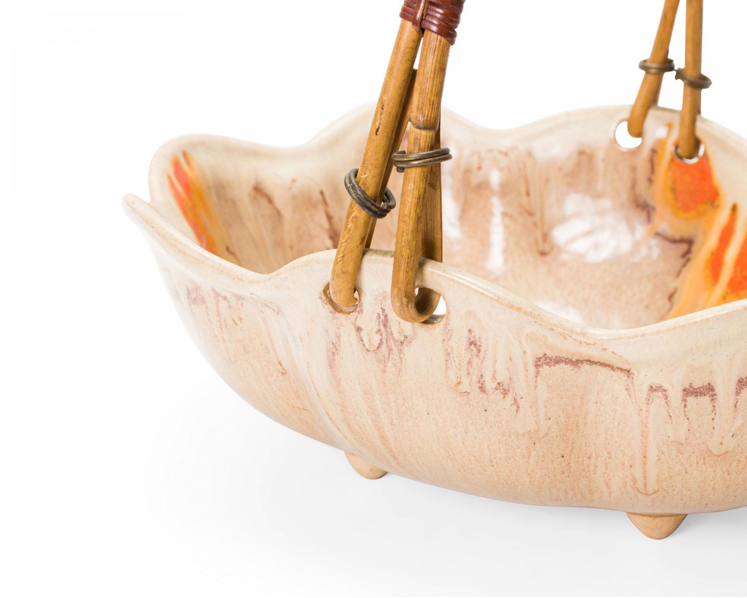 Cesta alemana de cerámica de mediados de siglo con asa de ratán esmaltada en beige, naranja y marrón en Bueno estado para la venta en Queens, NY