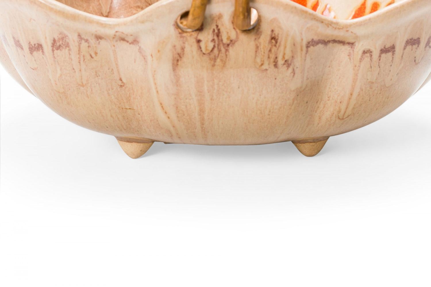 Cesta alemana de cerámica de mediados de siglo con asa de ratán esmaltada en beige, naranja y marrón siglo XX en venta