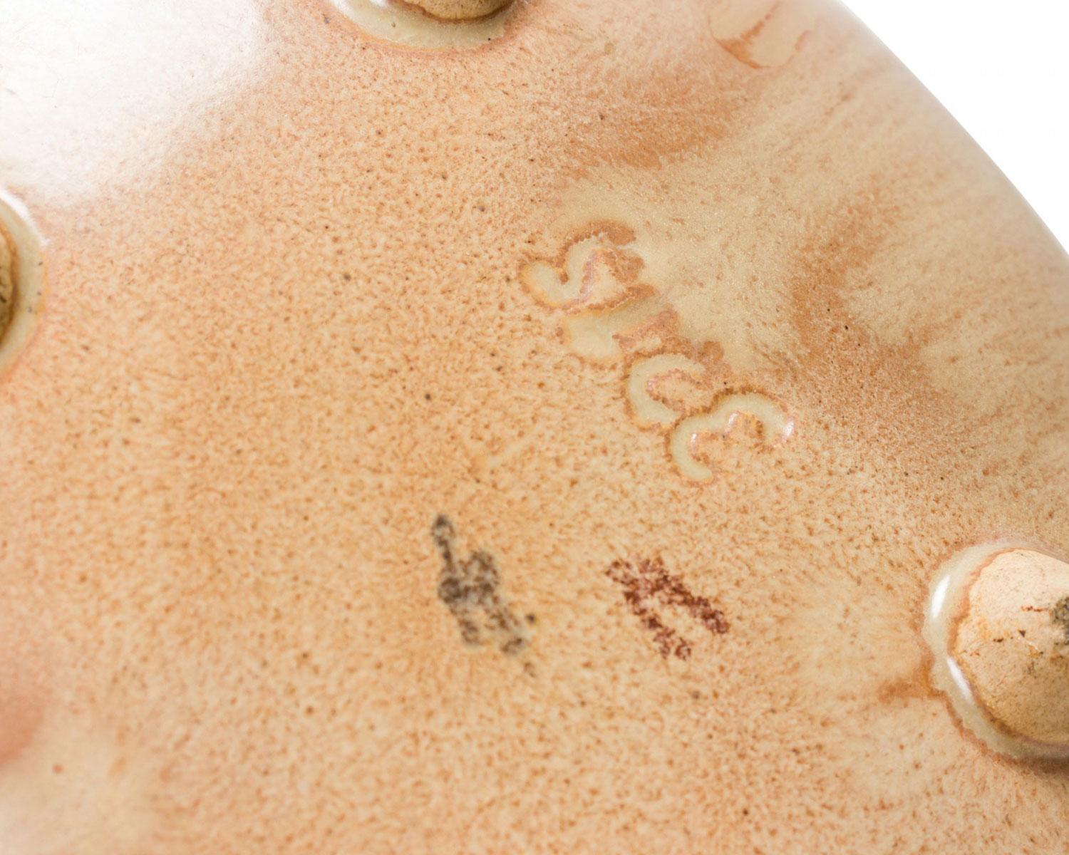 Cesta alemana de cerámica de mediados de siglo con asa de ratán esmaltada en beige, naranja y marrón en venta 1