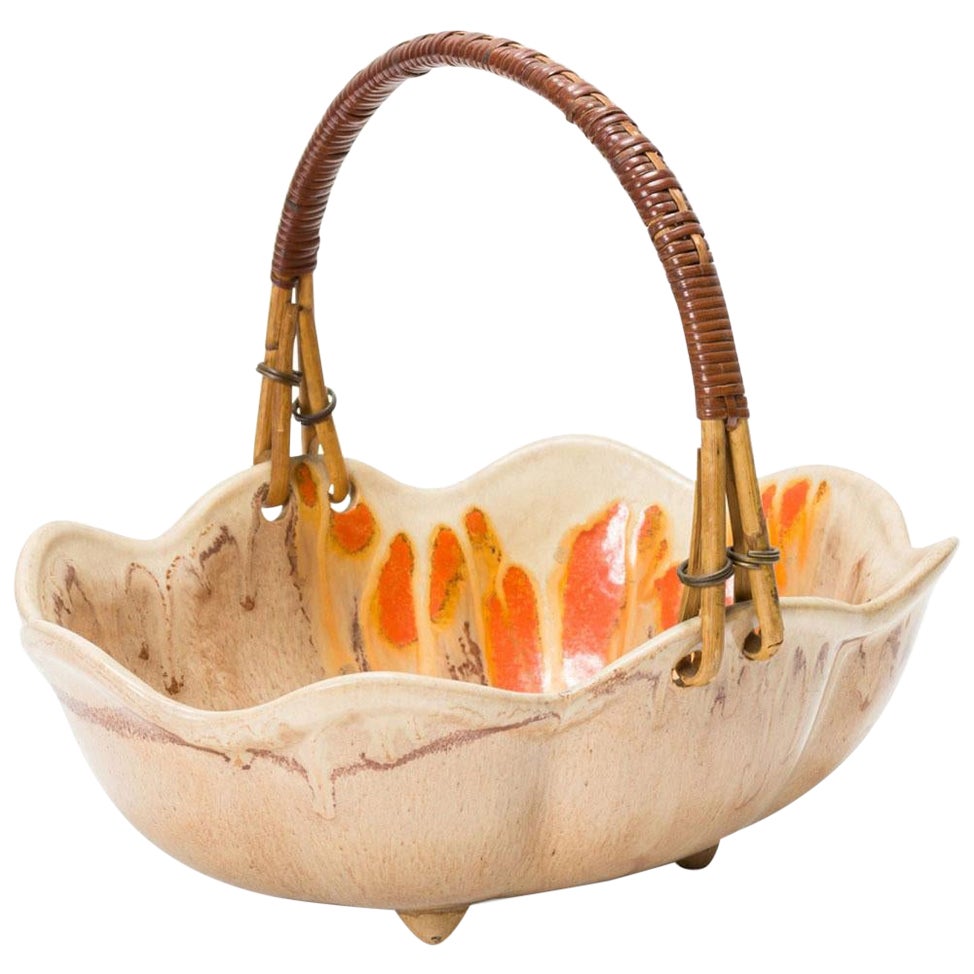 Cesta alemana de cerámica de mediados de siglo con asa de ratán esmaltada en beige, naranja y marrón en venta