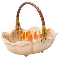 Cesta alemana de cerámica de mediados de siglo con asa de ratán esmaltada en beige, naranja y marrón
