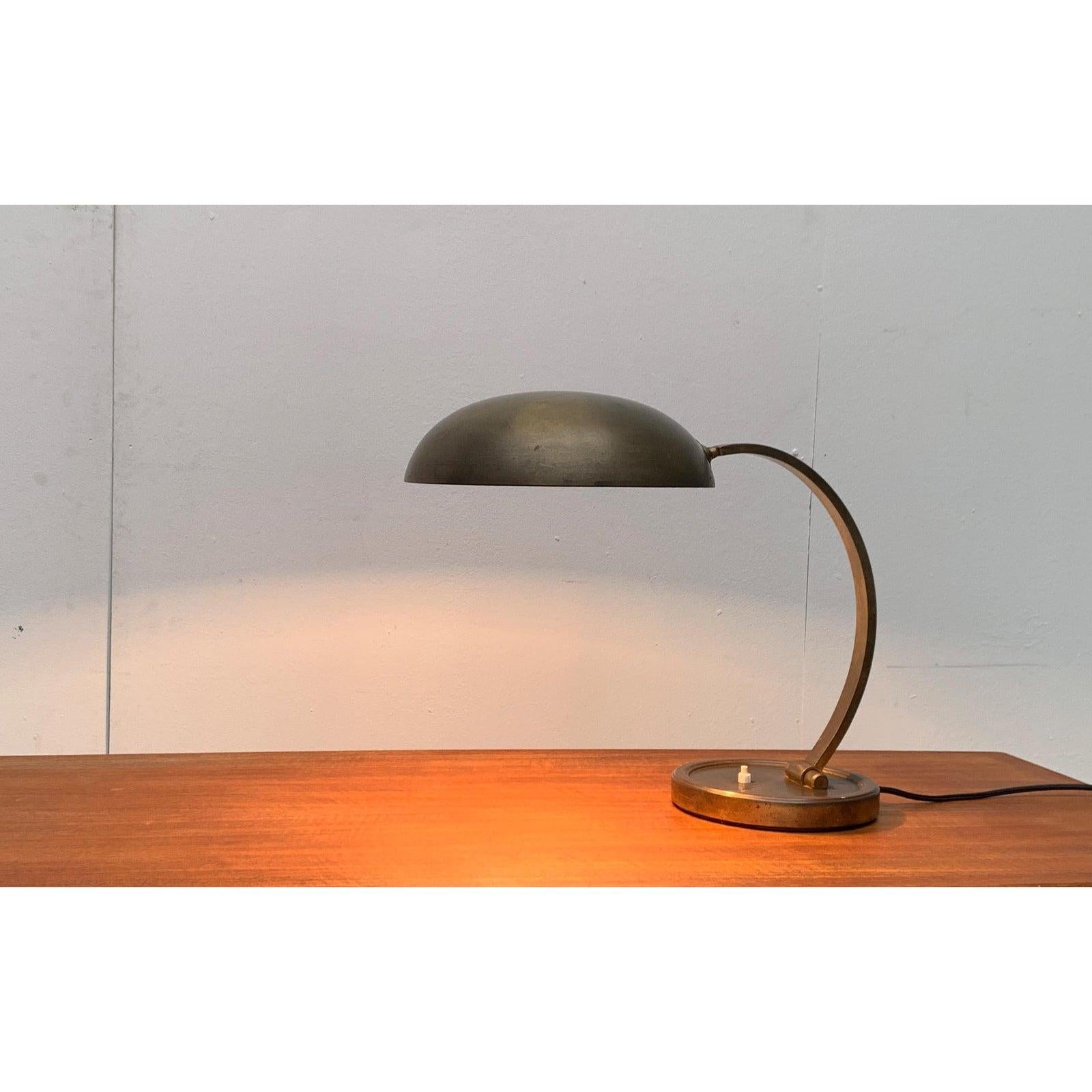 Rara lámpara de mesa de cosack.

Gran lámpara de sobremesa de latón con una maravillosa pátina. Un diseño imponente y funcional de gran calidad. La pantalla se puede alinear con una rótula. El brazo curvado es además inclinable sobre una