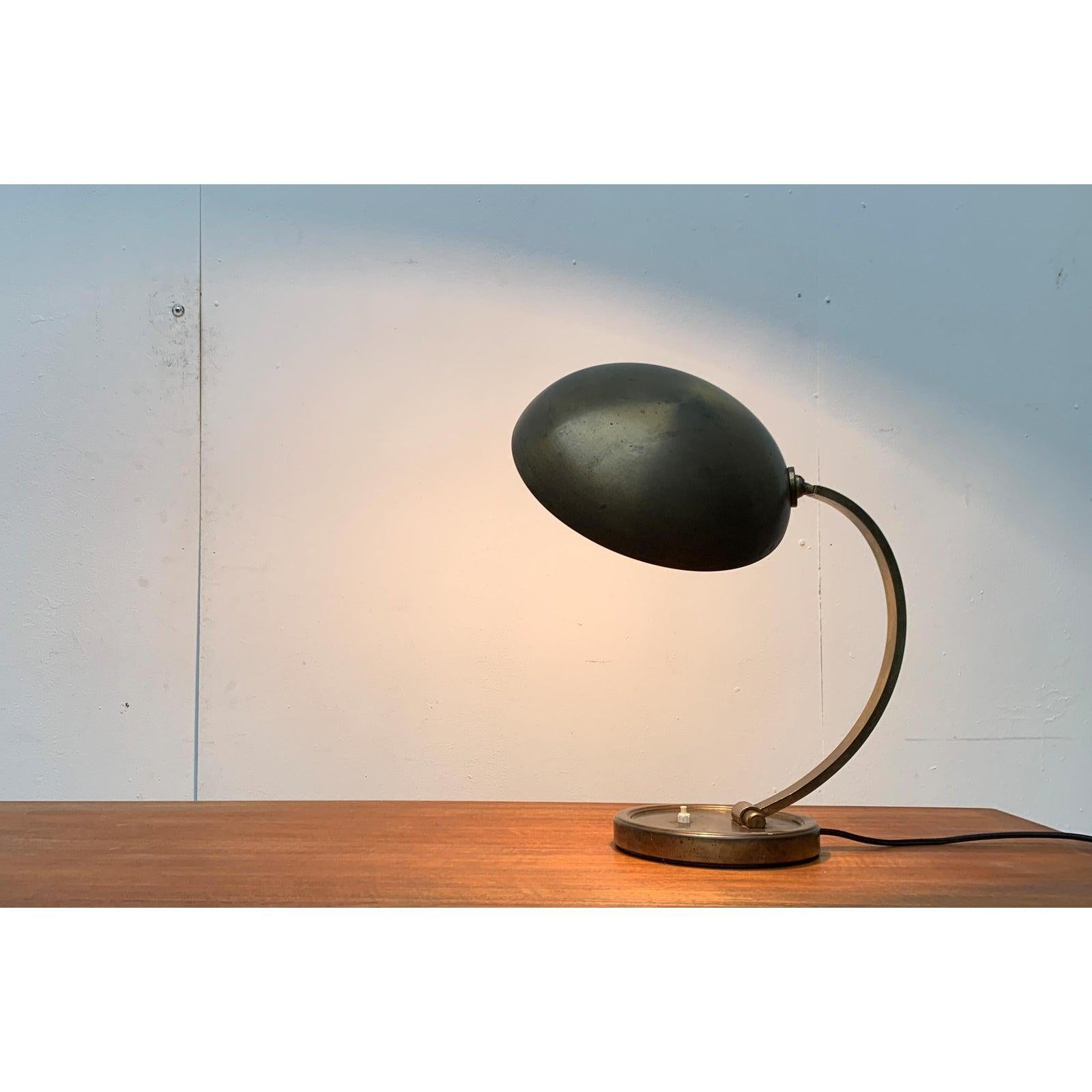 Lámpara de mesa alemana de latón de mediados de siglo de Gecos Cosack Alemán en venta