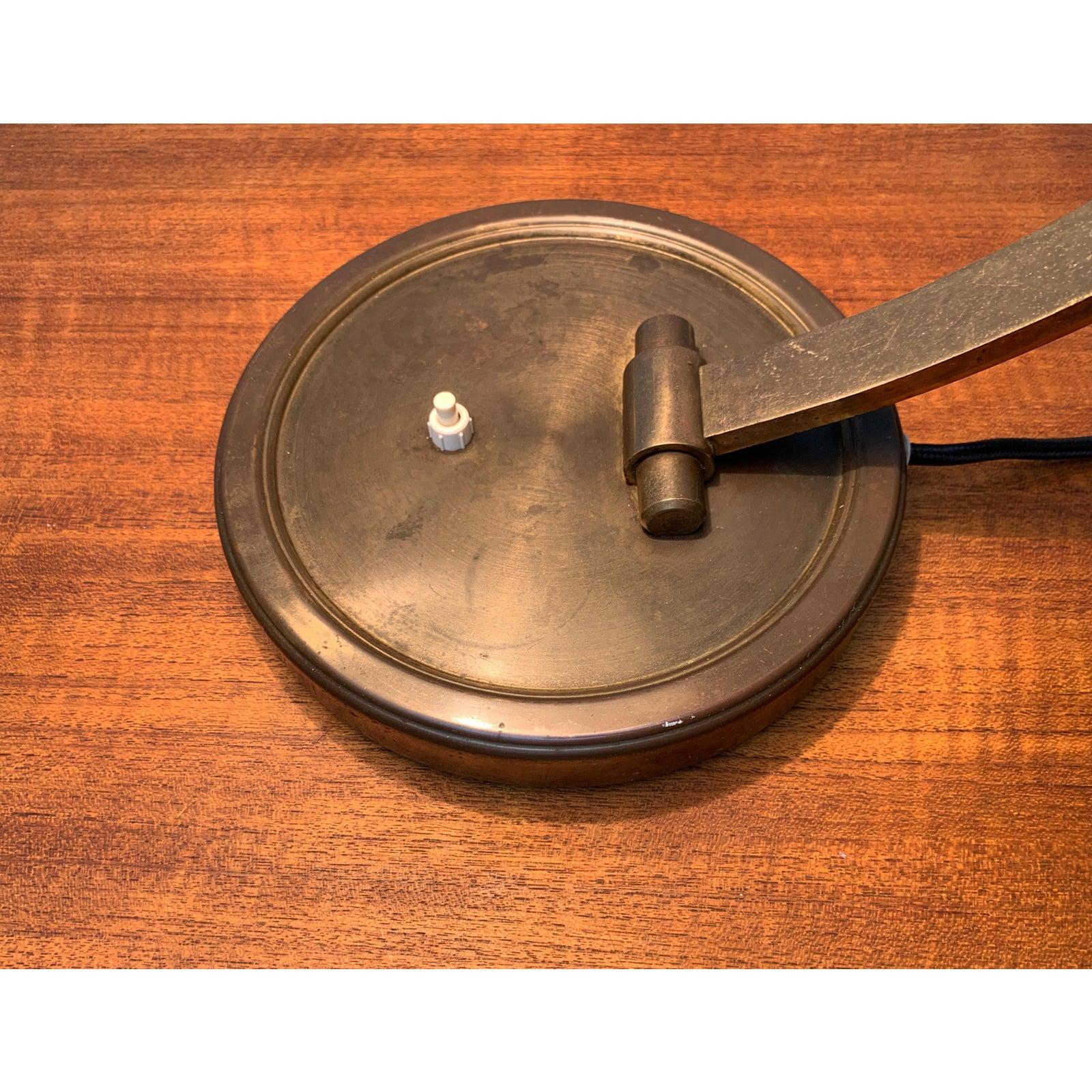Lámpara de mesa alemana de latón de mediados de siglo de Gecos Cosack siglo XX en venta