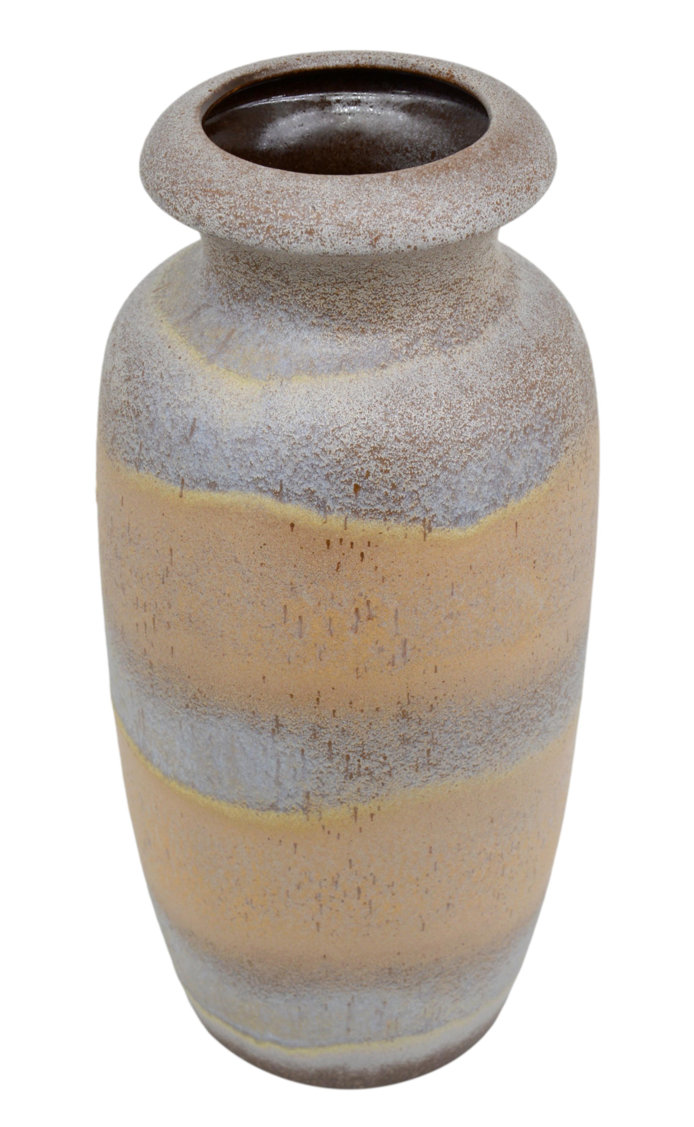 Vase en céramique allemand du milieu du siècle, Allemagne, années 1960. Mesures : Hauteur : 45cm - 17.7 in., Diamètre : 22cm - 8.7 in. Marqué sous la base (voir photo).