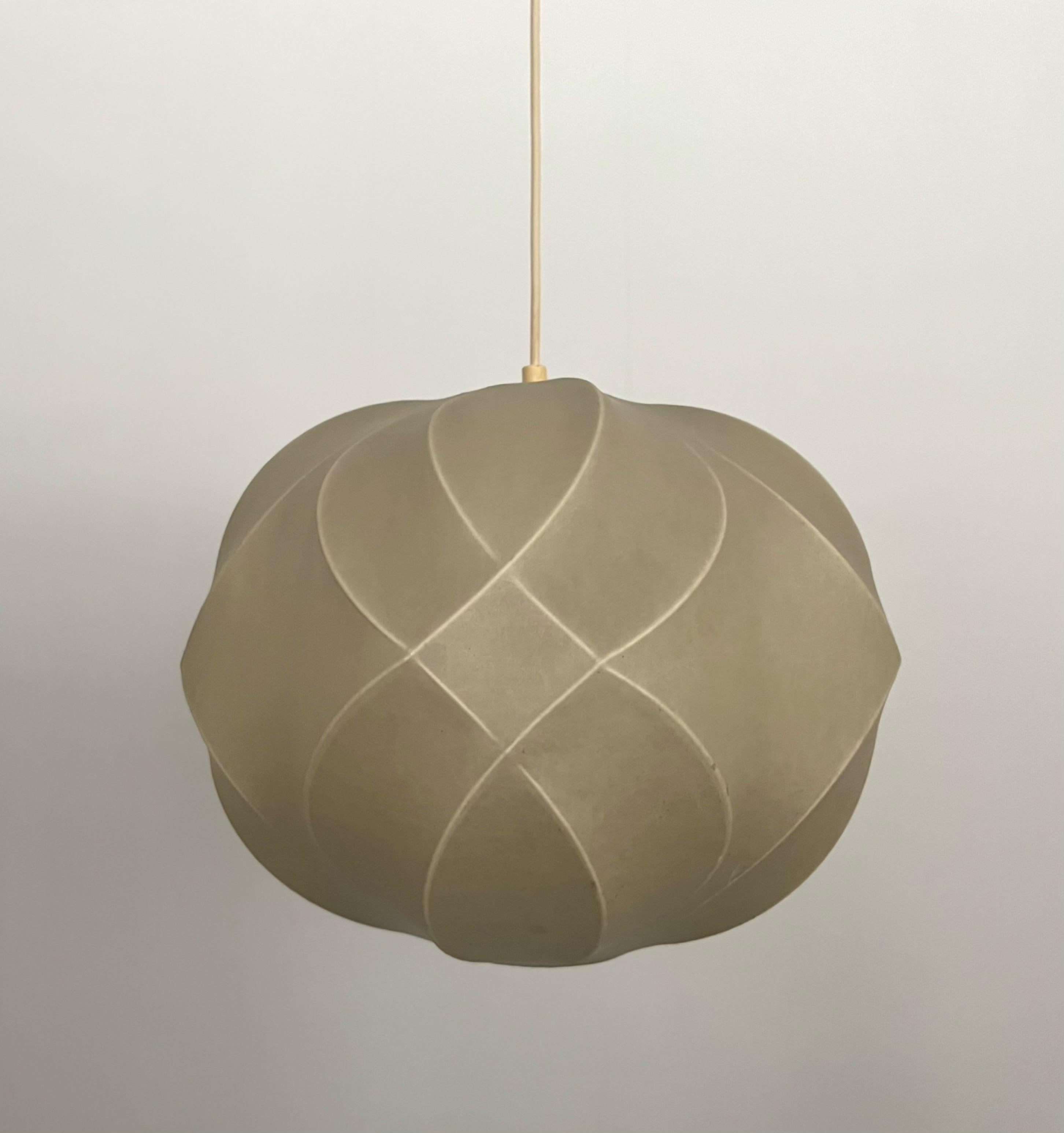 Bellezza e bellezza del lampadario tedesco Cocoon. Questo lampadario è stato progettato e realizzato negli anni '60 in Germania da Friedel Wauer per Goldkant Leuchten.
Le dimensioni del corpo sono D 38 cm (14,96
