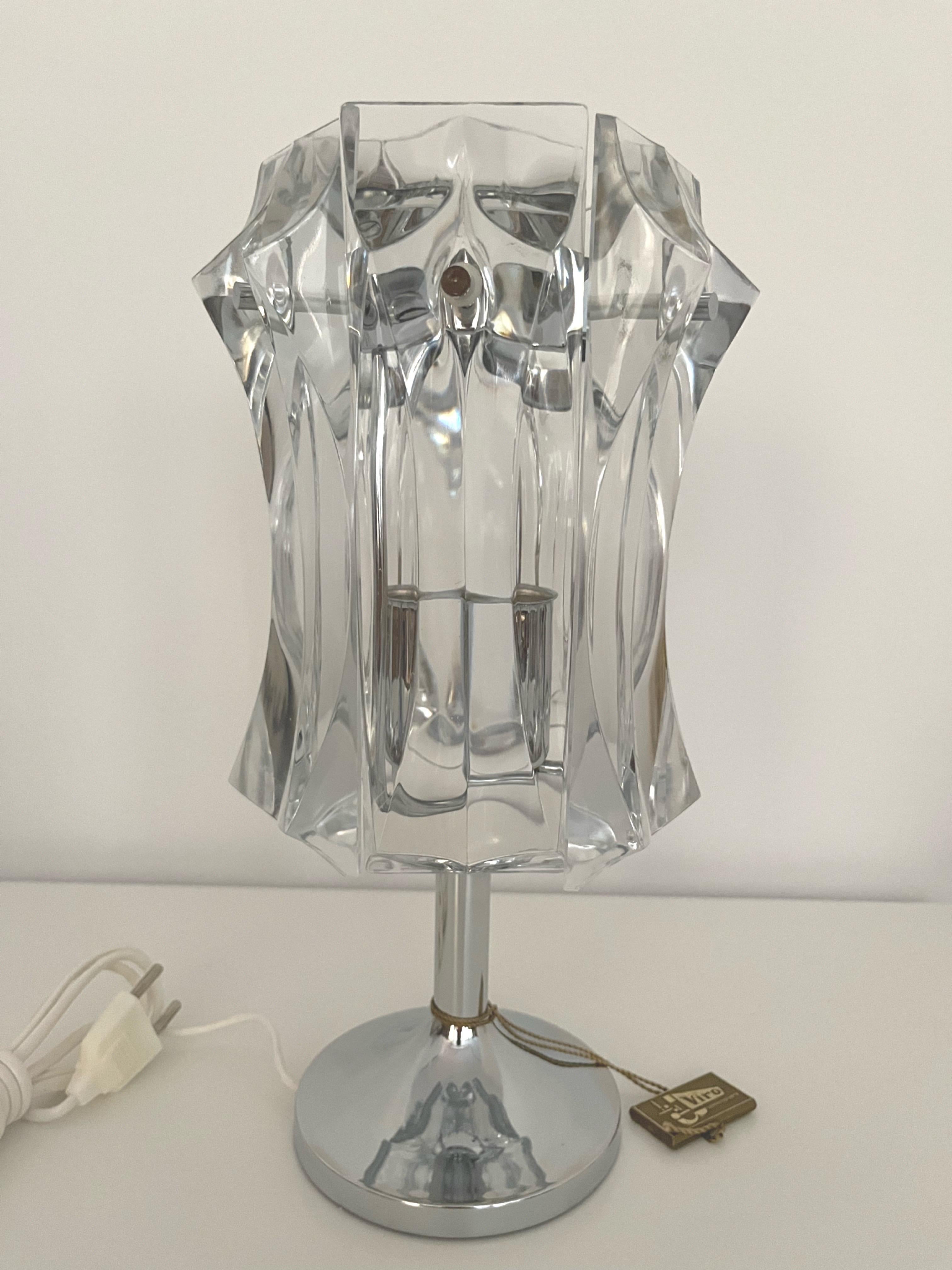 Lovely German Mid-century crystal Table Lamp. This Table Lamp was manufactured in Germany during the 1970s by Kinkeldey Leuchten.
This fixture is composed by six units of crystals (+ 1 unit more as replacement) and chromed metal structure.
This