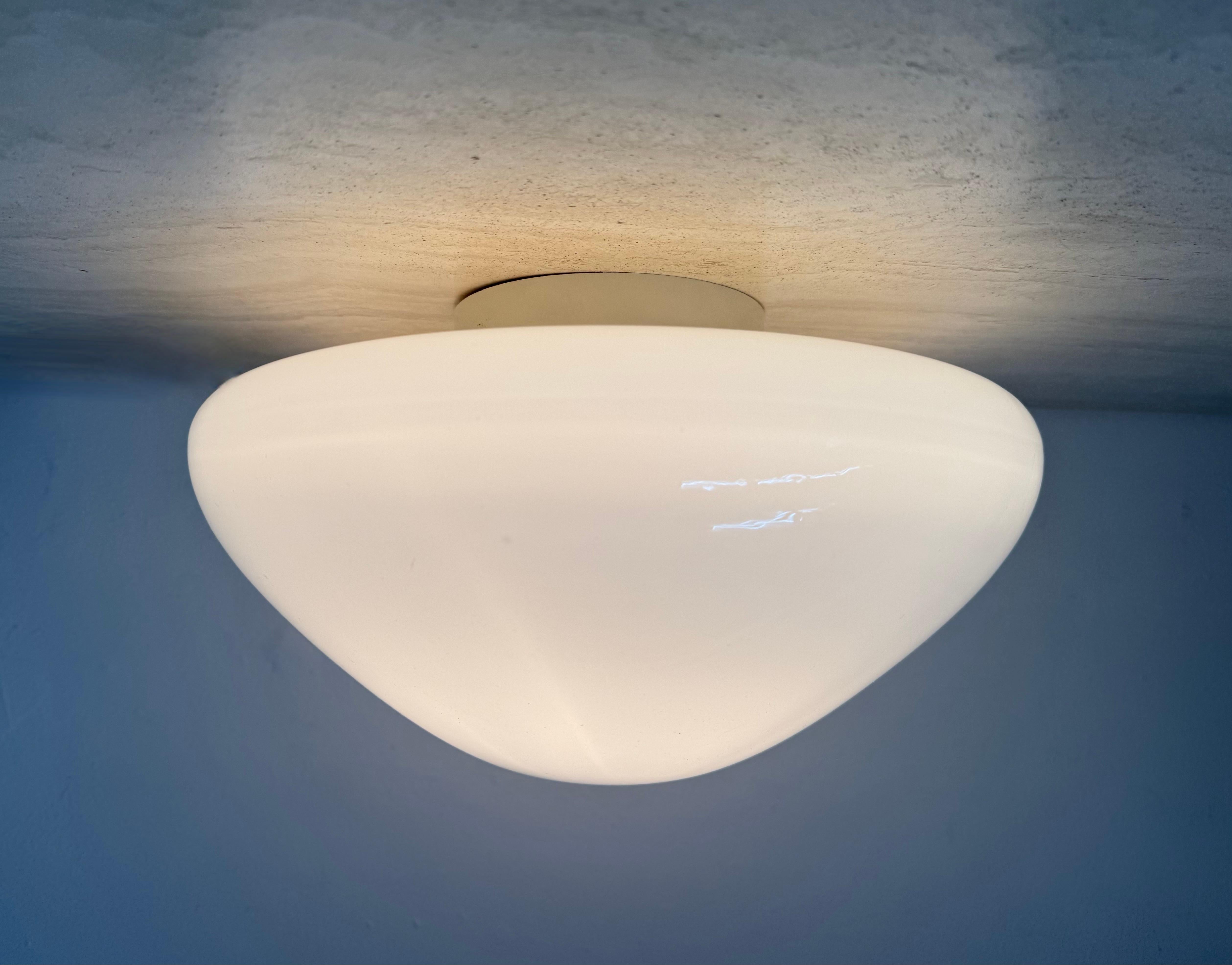 Lampada da soffitto o da parete in vetro 961 di Wilhelm Wagenfeld per Lindner, 1950

Classica lampada da soffitto o da parete su disegno di Wilhelm Wagenfeld degli anni Cinquanta.
Un design funzionale, elegante e quindi senza tempo. La base è di
