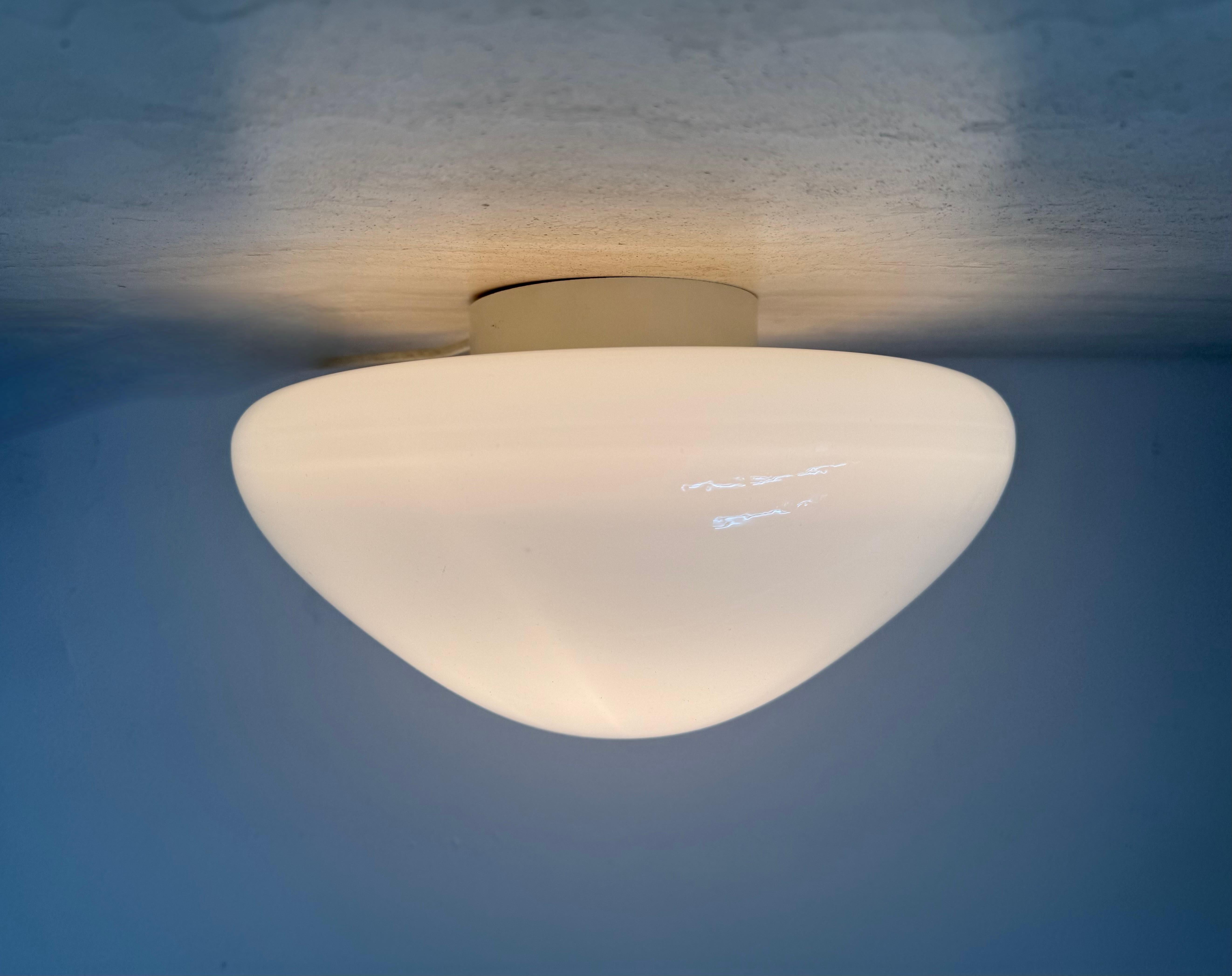 Lampada da soffitto 961 di Wilhelm Wagenfeld per Lindner, in vetro, della metà del secolo scorso. In condizioni buone in vendita a Delft, NL