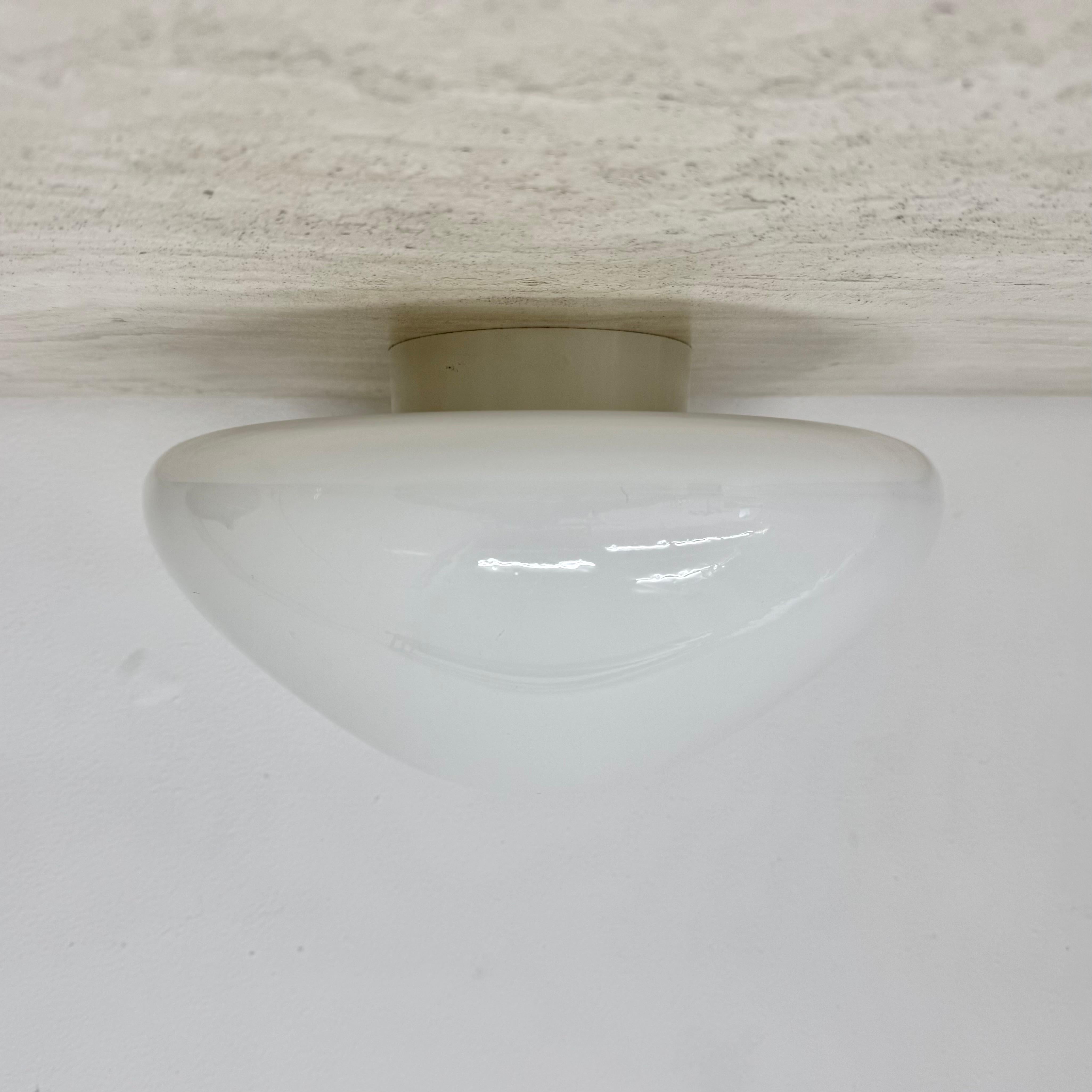 Metà XX secolo Lampada da soffitto 961 di Wilhelm Wagenfeld per Lindner, in vetro, della metà del secolo scorso. in vendita