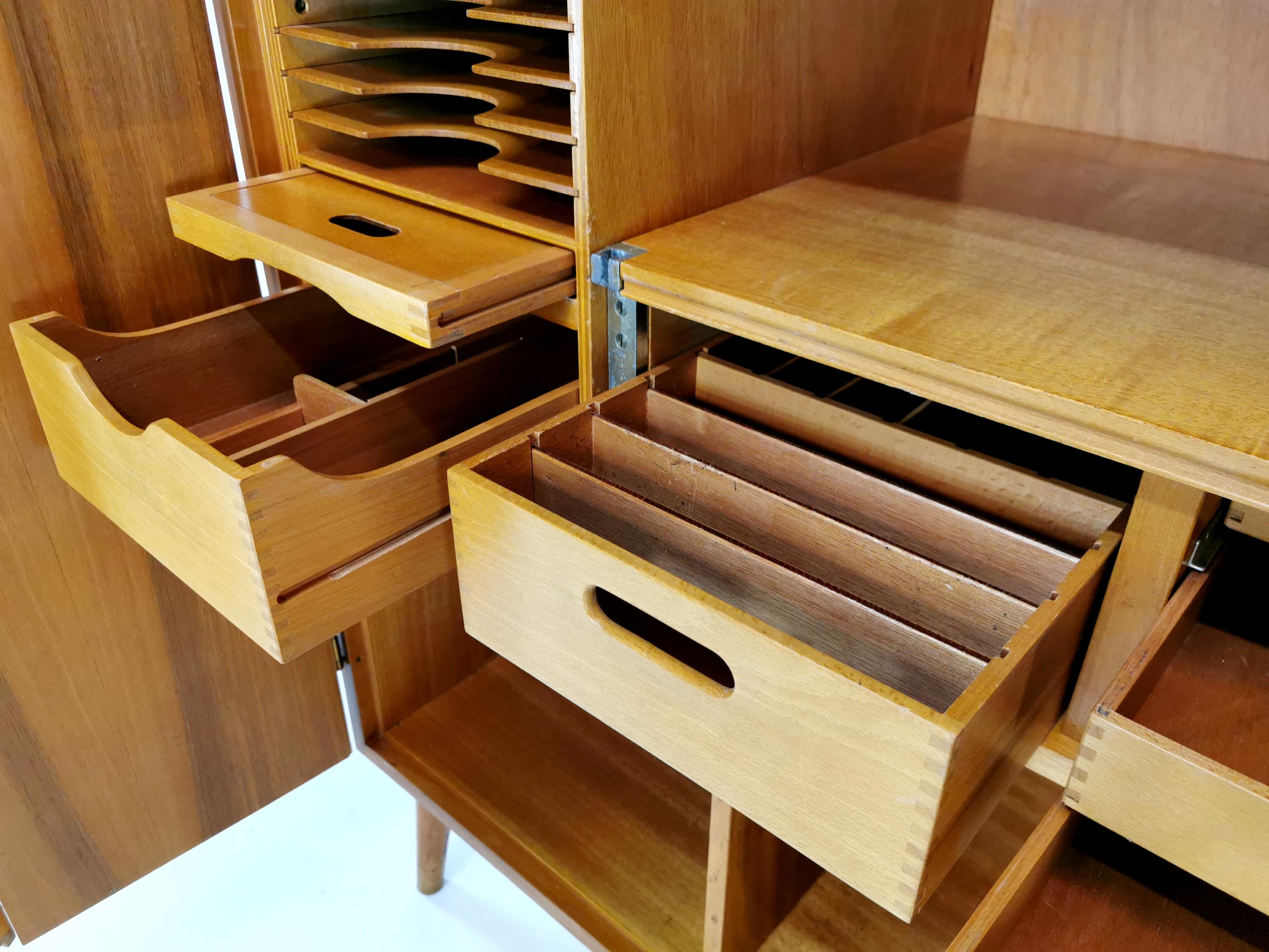 High-quality German Bureau, circa 1960.
Inlaid oak, with folding doors concealing pigeon holes, drawers, filing sections and a slide-out
desk.
Key included. Very good condition minimal signs of use. Blemish to the top surface as pictured.