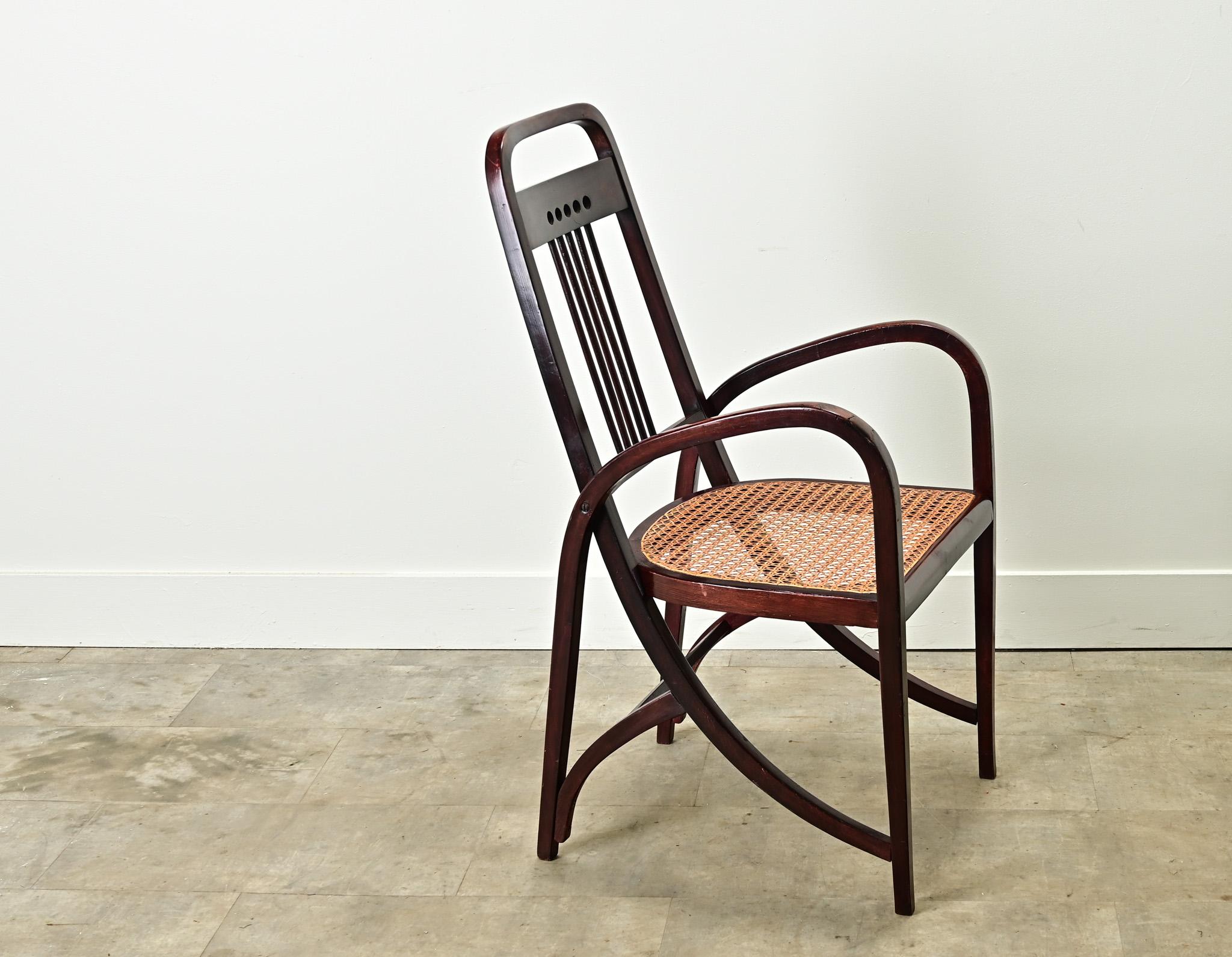 Der Sessel ist ein Entwurf des österreichischen Multitalents Josef Hoffmann aus der Zeit um 1900 und wurde von Thonet hergestellt. Dieser bequeme Sessel ist typisch für Hoffmanns Stil und hat eine architektonische Rückenlehne mit geschnitzten und