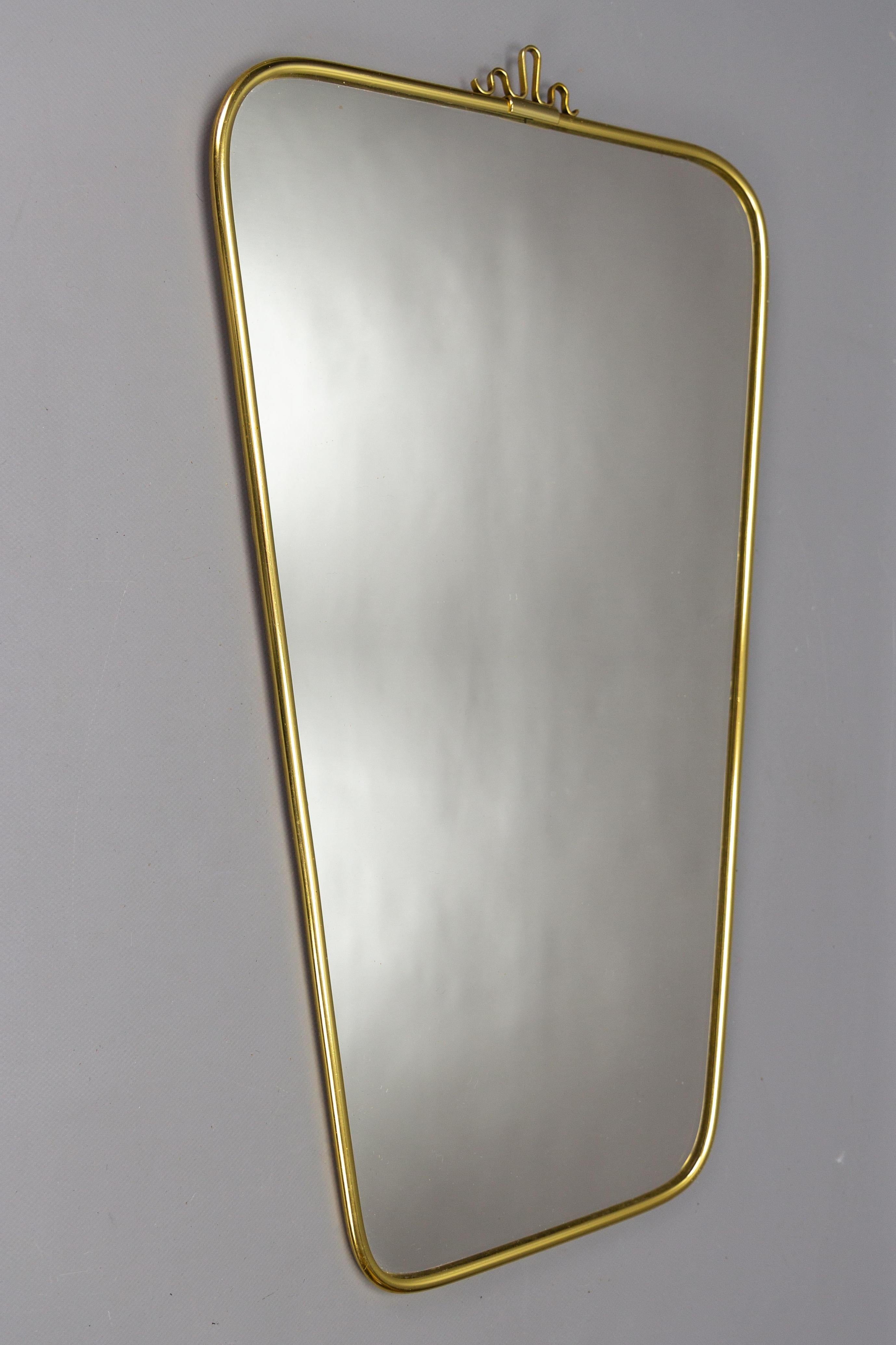 German Mid-Century Modern brass frame wall mirror by Lenzgold, from 1964.
An elegant Mid-Century Modern design wall mirror by Lenzgold, Germany, model #338. Brass frame, topped with a stylized brass crown.
The mirror has the Lenz sticker with a