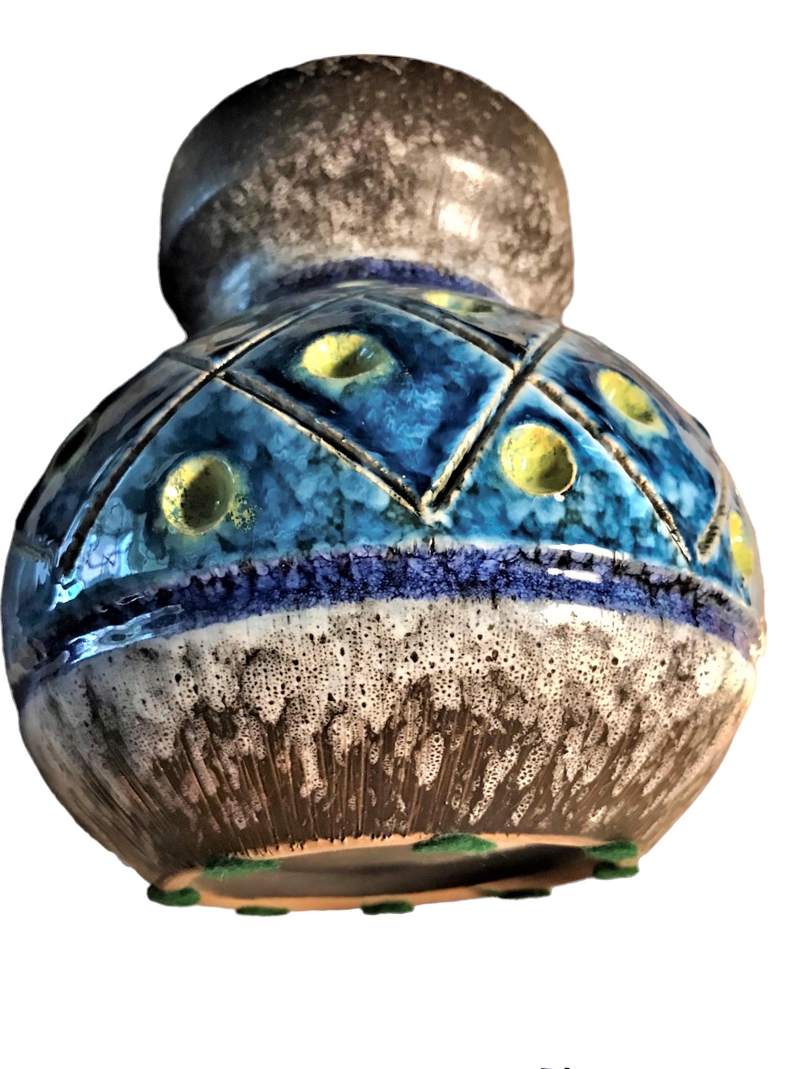 Exquisite Mid Century Modern deutsche Keramik-Vase von OCA Kronach in Bayern. Mit einem Muster aus eingeschnittenen, senkrechten Linien auf dunkelbraunem Grund und einer schaumigen, gräulichen Lavaglasur am Rand und am Boden. Der mittlere Teil der