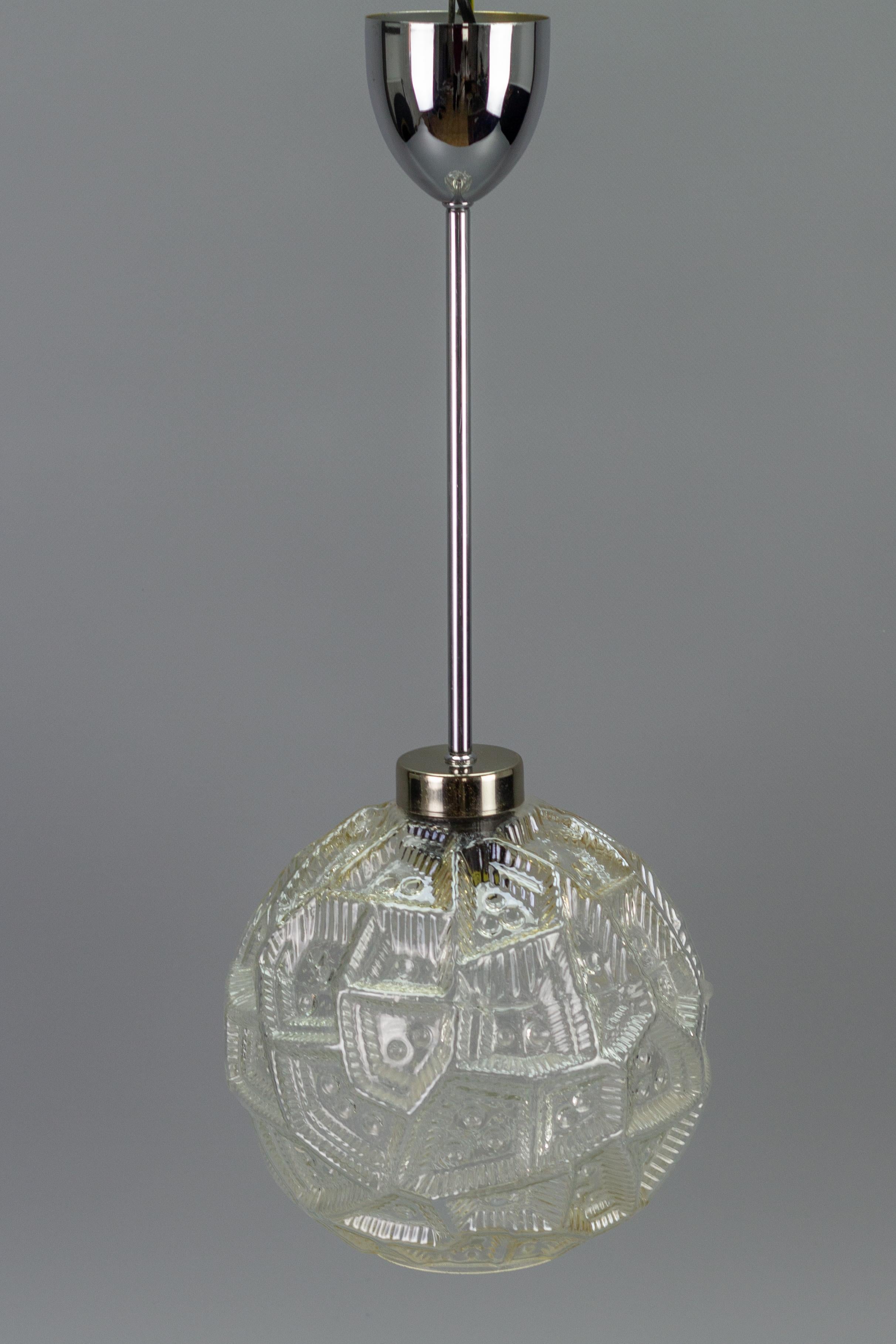 German Mid-Century Modern Clear Glass Globe and Chrome Pendant Light For Sale 3