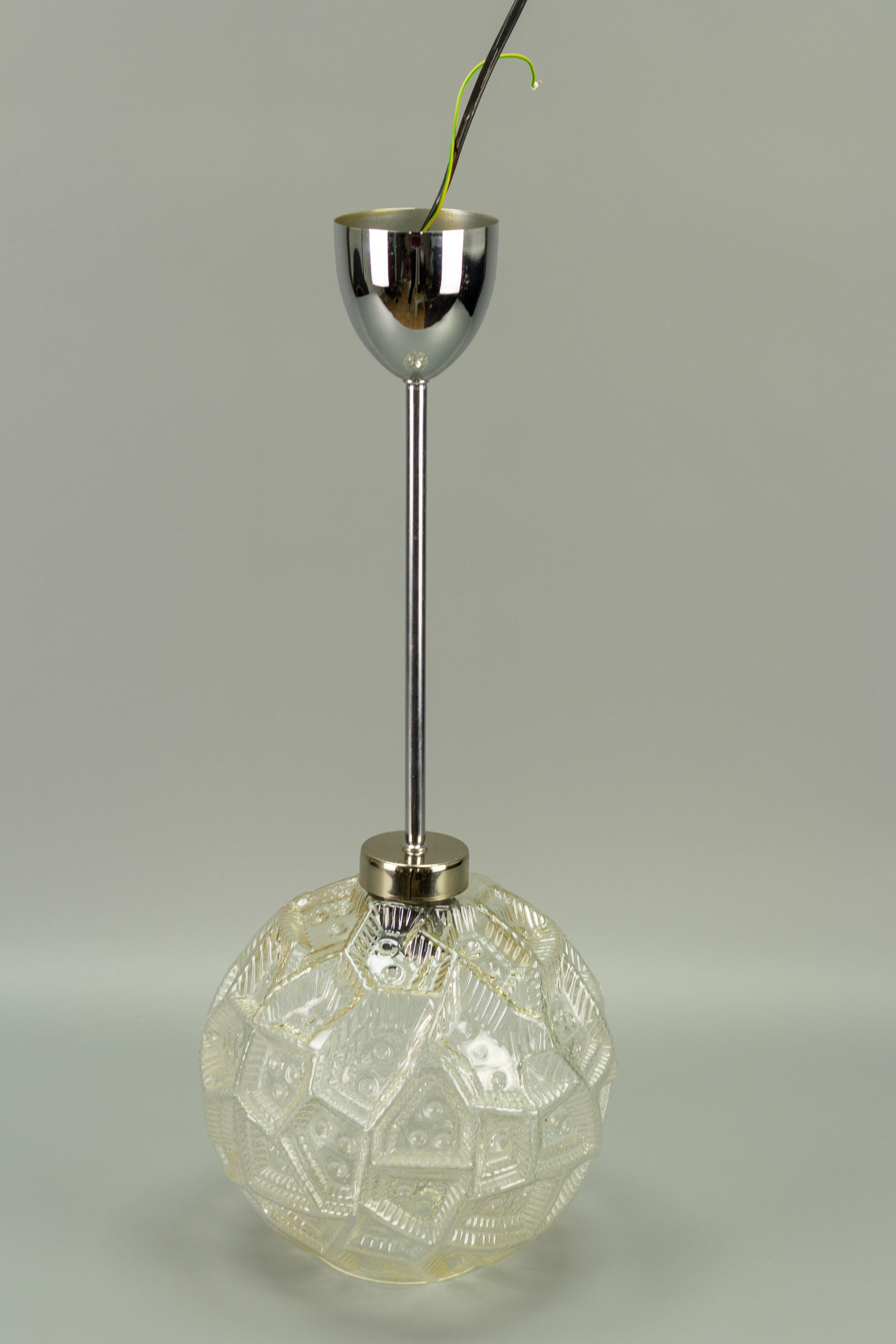 German Mid-Century Modern Clear Glass Globe and Chrome Pendant Light For Sale 4