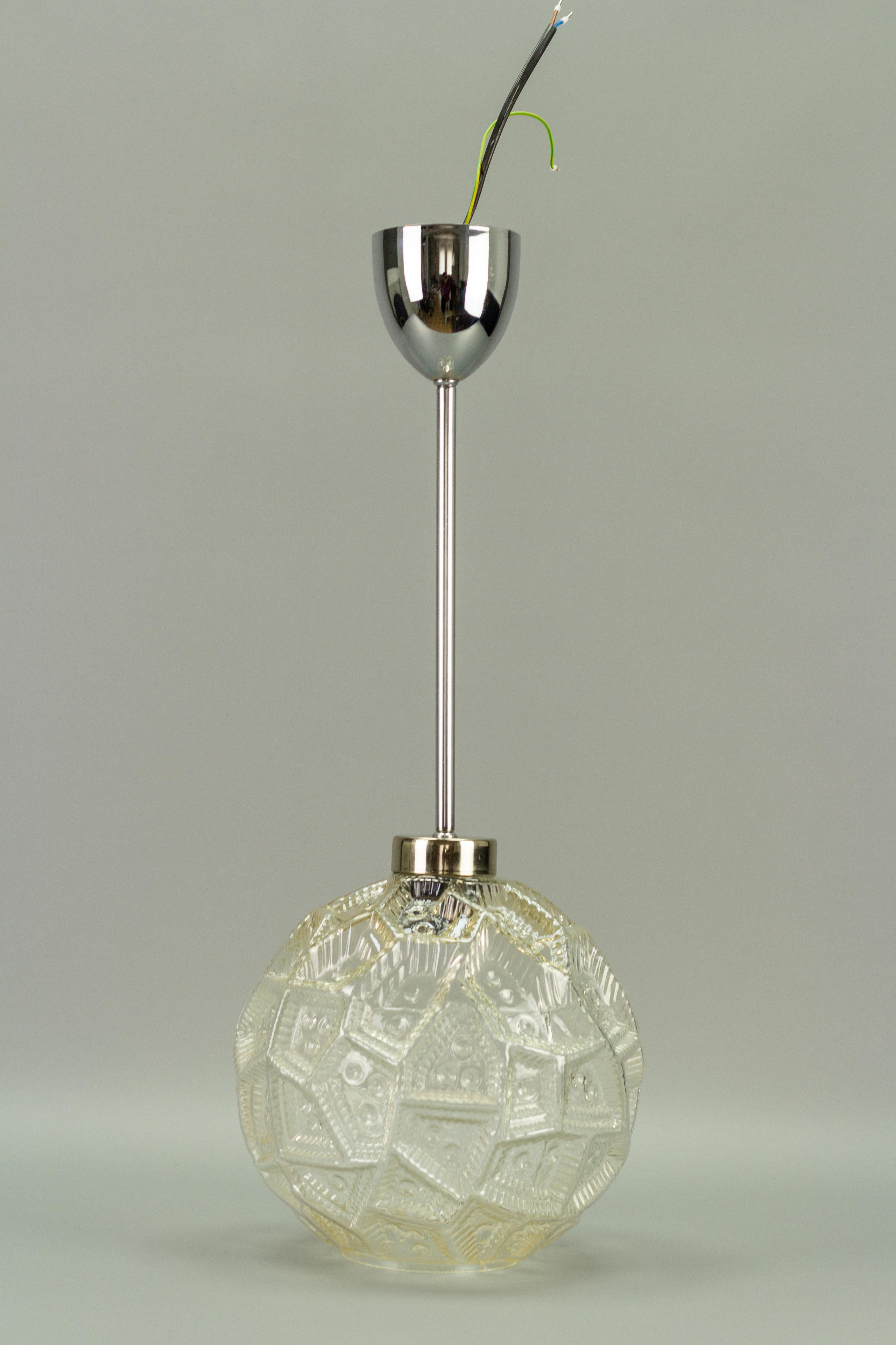 German Mid-Century Modern Clear Glass Globe and Chrome Pendant Light For Sale 5