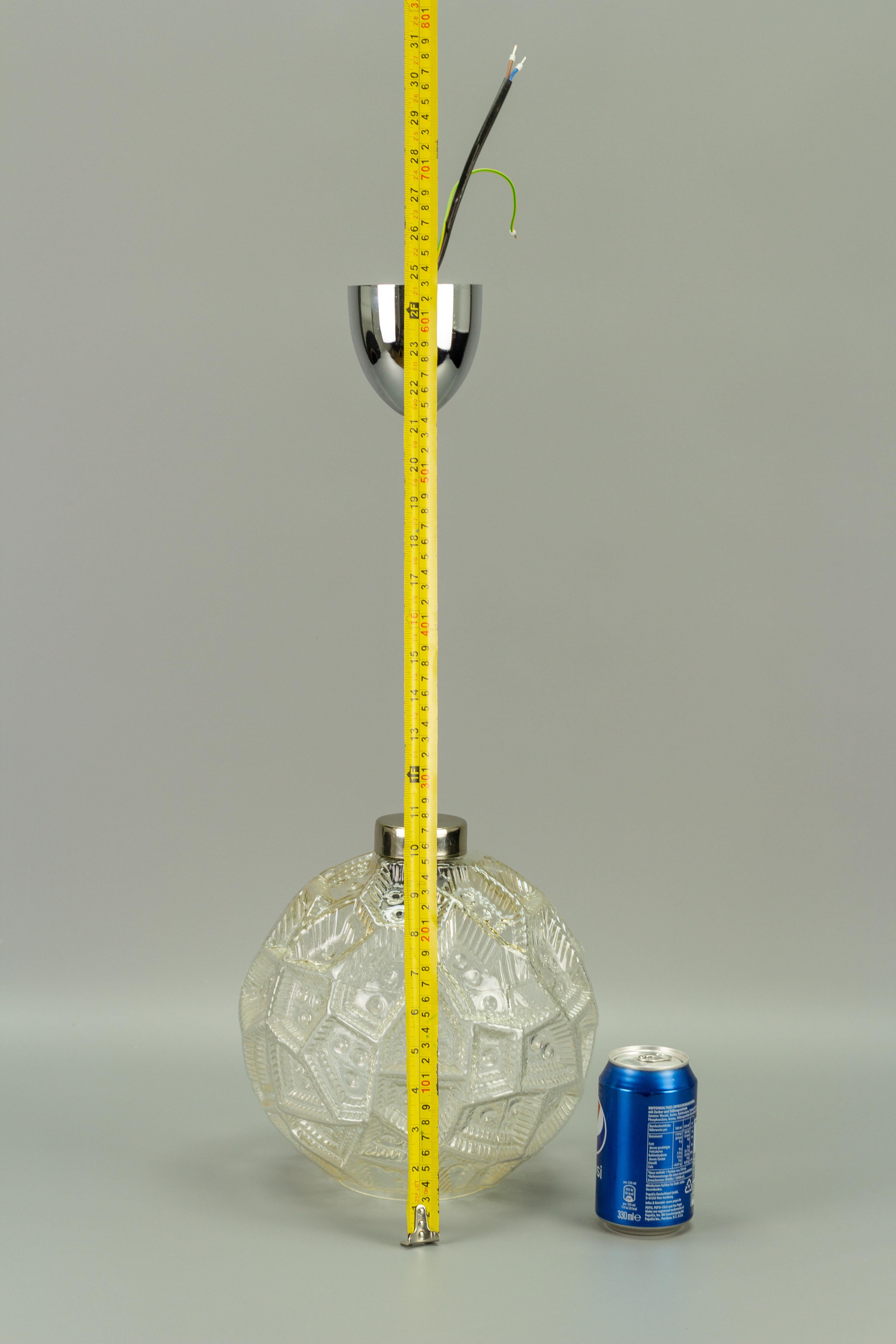 Lampe à suspension allemande moderne du milieu du siècle dernier, en verre transparent et chrome en vente 11
