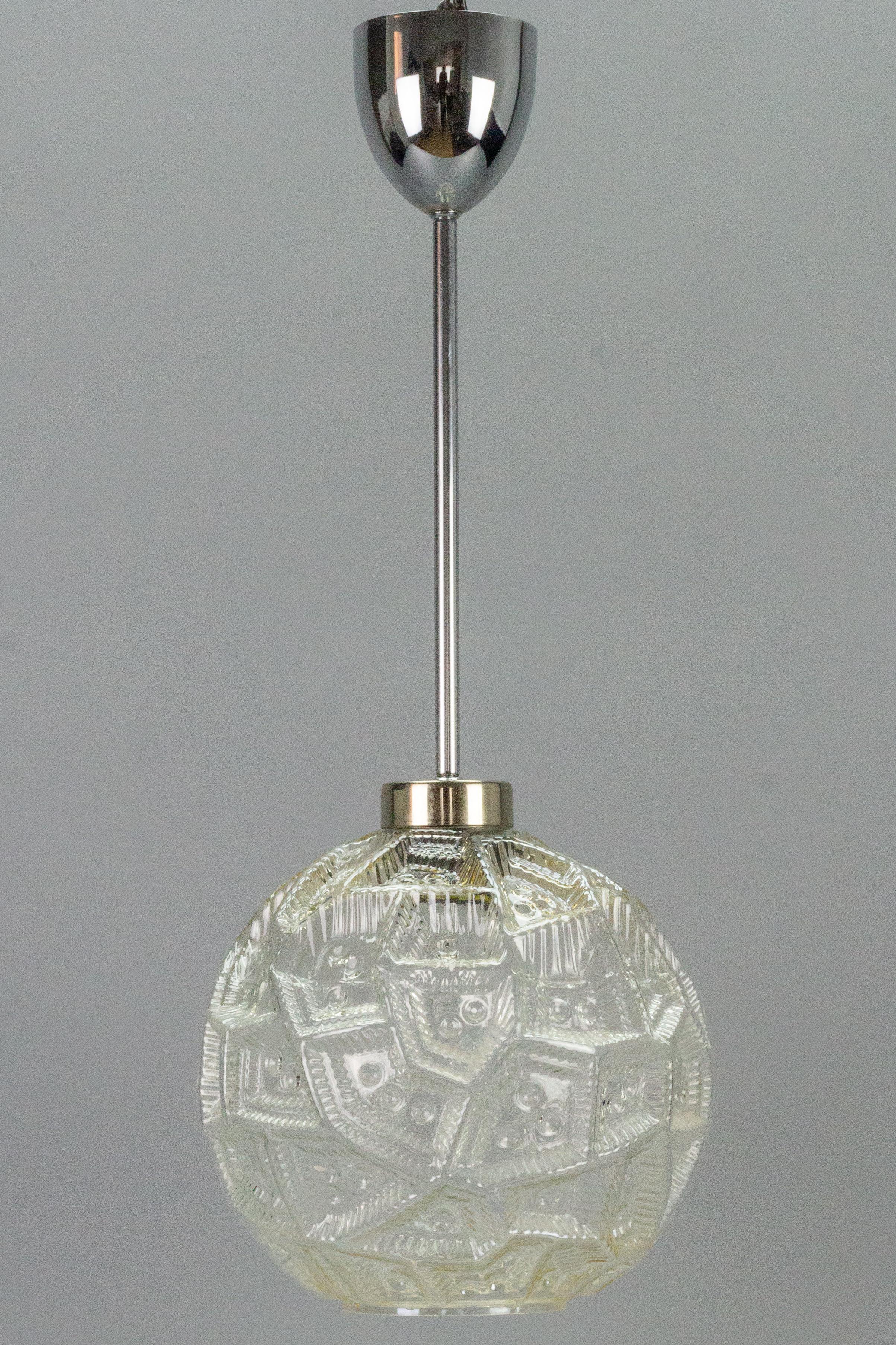 German Mid-Century Modern Clear Glass Globe and Chrome Pendant Light For Sale 12