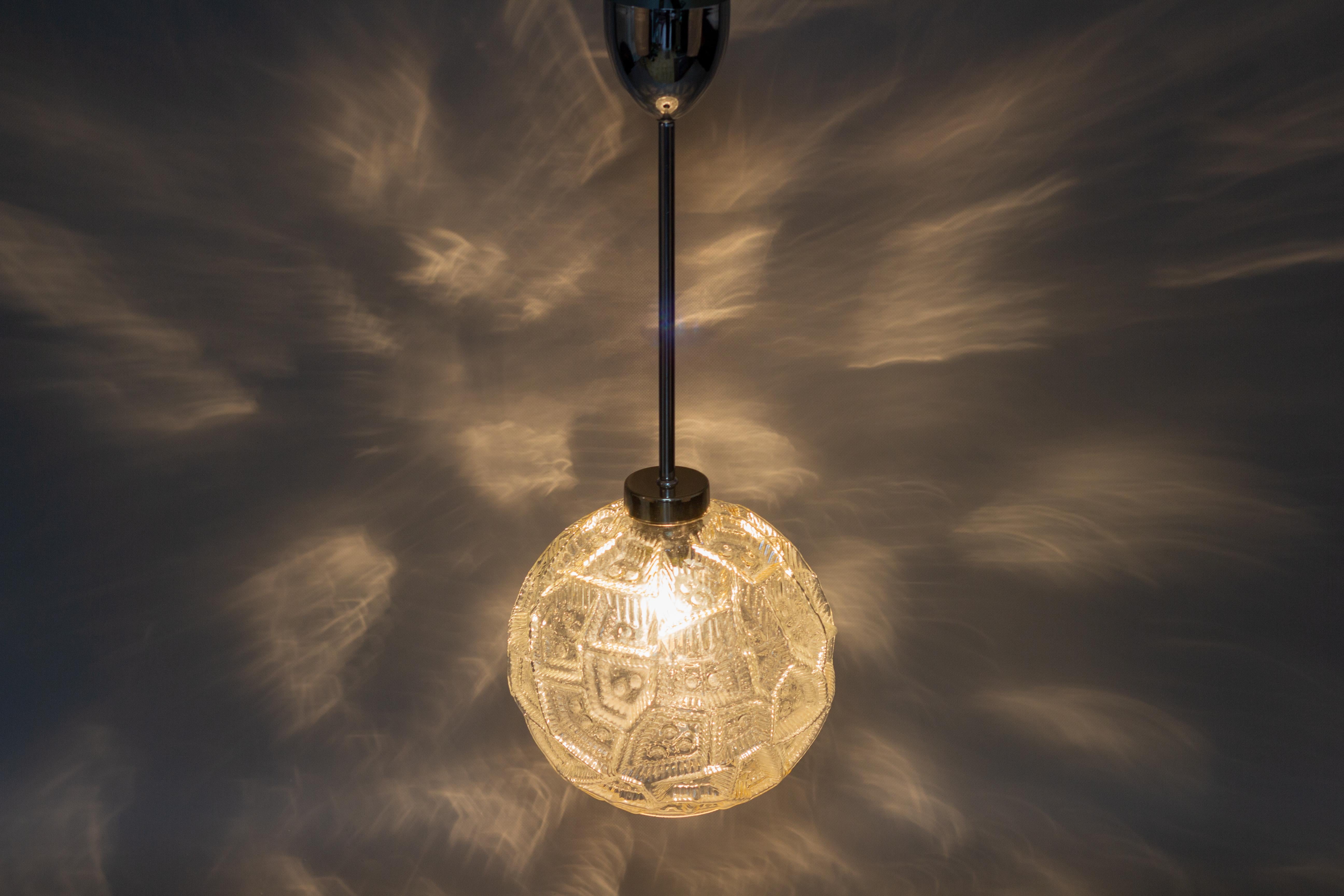 Verre Lampe à suspension allemande moderne du milieu du siècle dernier, en verre transparent et chrome en vente