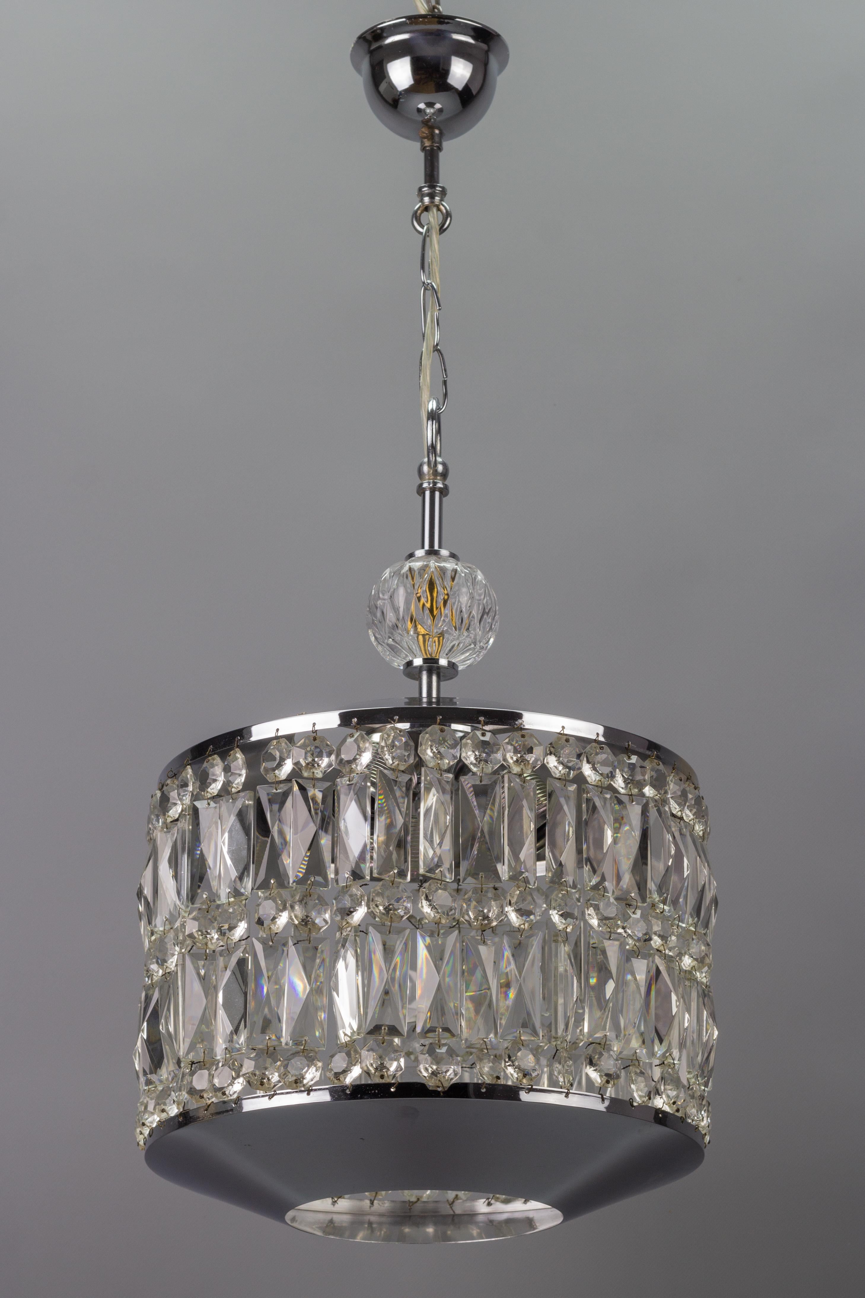 Beeindruckende Mid-Century Modern Pendelleuchte aus Kristallglas und Chrom mit drei Innenleuchten. 
Das Licht wird von den Prismen und Perlen aus Kristallglas wunderschön reflektiert und erzeugt Licht- und Schattenspiele.
Drei Fassungen für