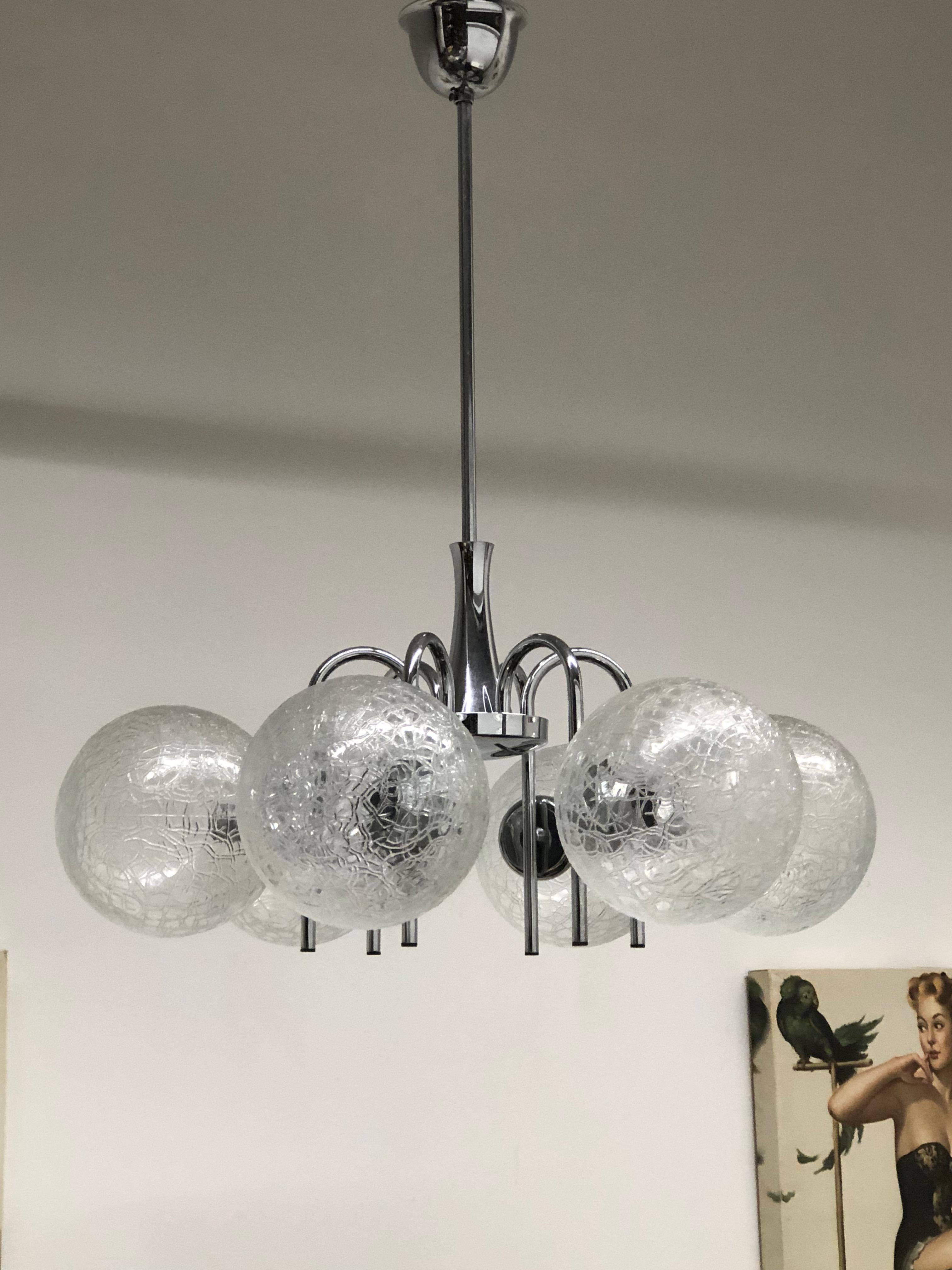 Questo lampadario Mid-Century Modern è stato realizzato negli anni '60 in Germania. È composto da sei sfere di vetro uniche montate su una cornice cromata. L'apparecchio richiede sei lampadine europee E14 a candelabro, ciascuna con una potenza