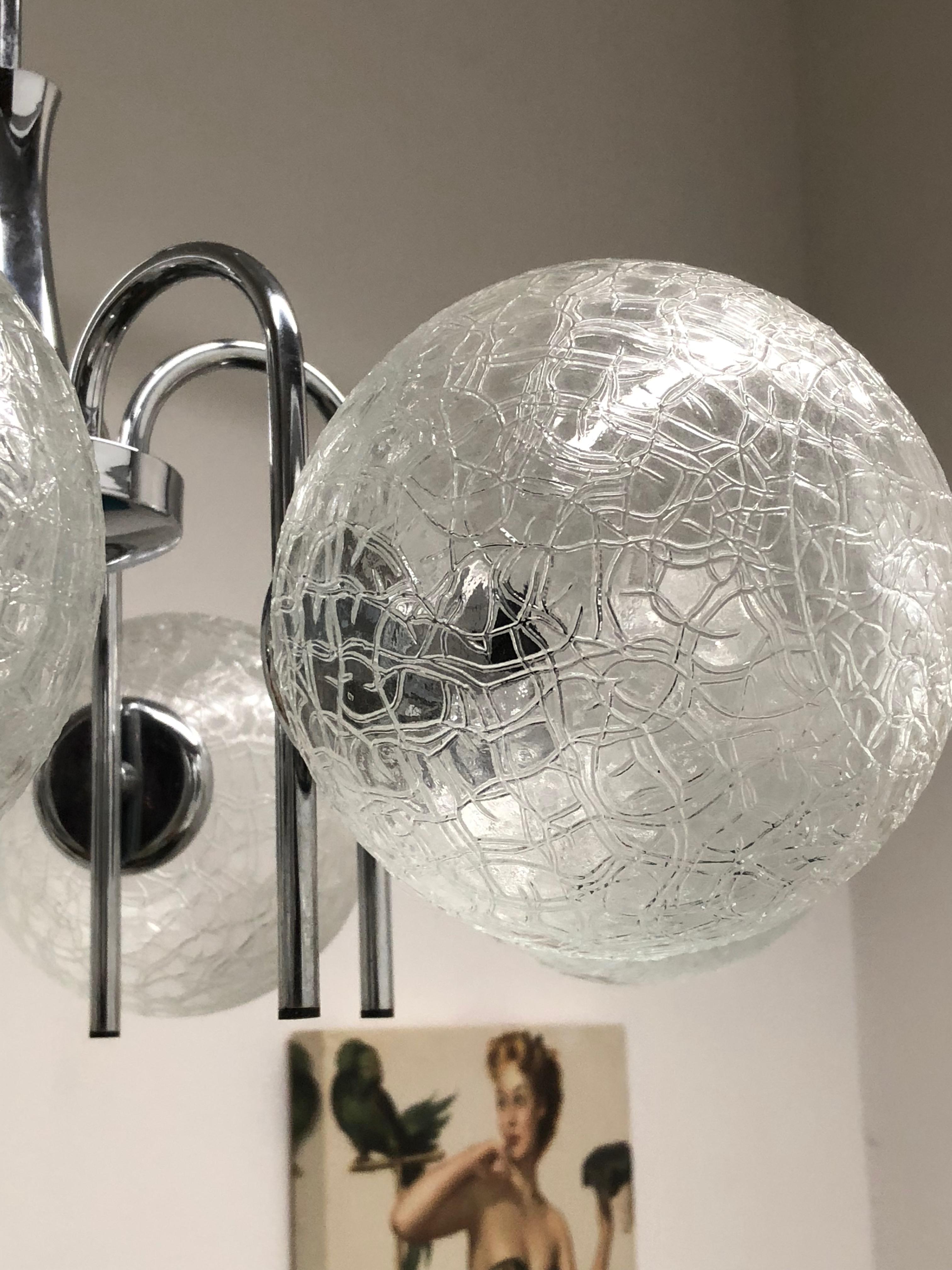 Tedesco Lampadario tedesco Mid-Century Modern in cromo lucido e Ball and Ball in vetro a forma di Sputnik in vendita