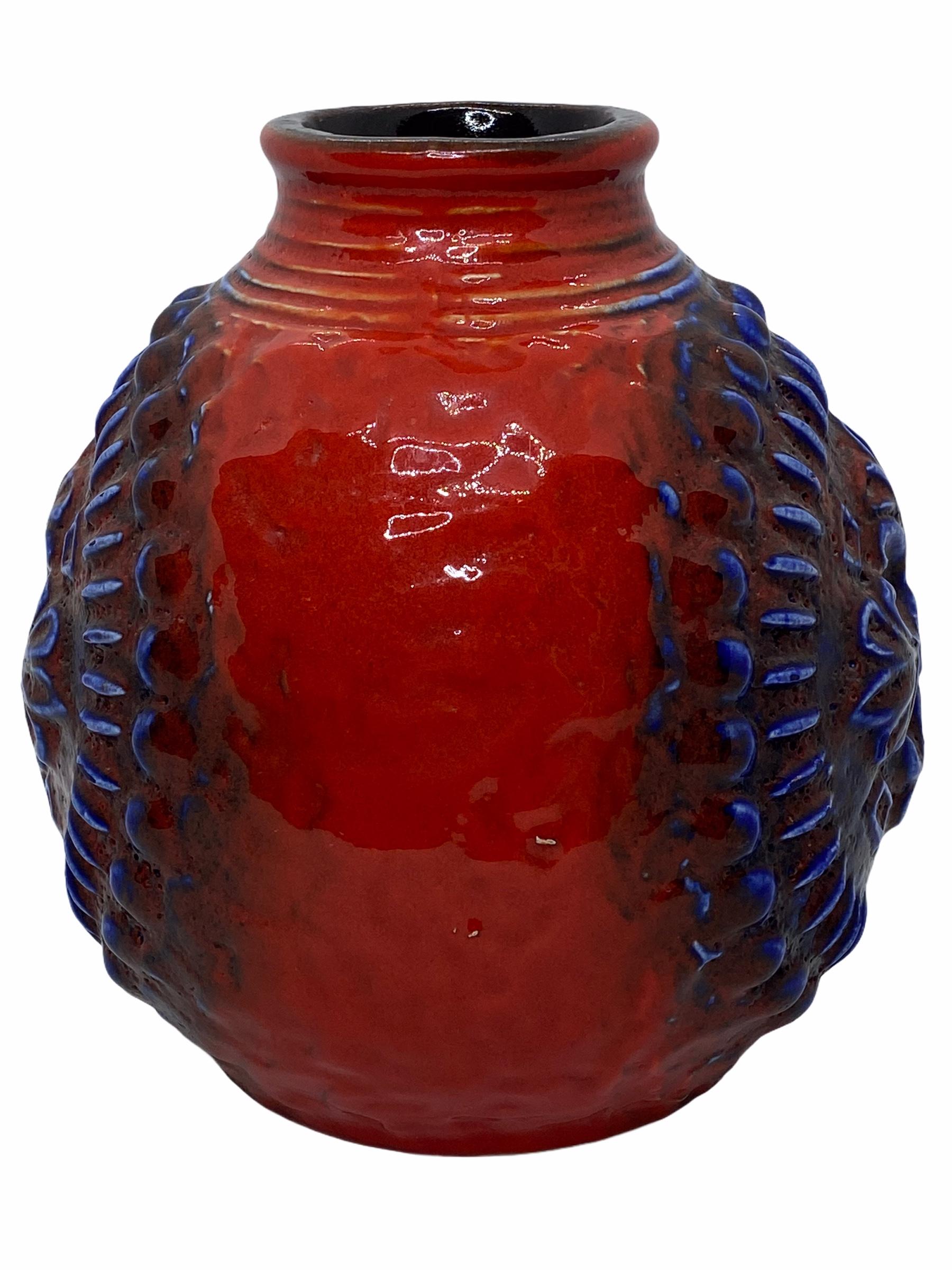 Eine erstaunliche Mitte des Jahrhunderts Studio Kunst Keramik Vase in Deutschland, ca. 1970er Jahren. Die Vase ist in sehr gutem Zustand, ohne Chips, Risse oder Flohbisse. Signiert mit Herstellerzeichen.