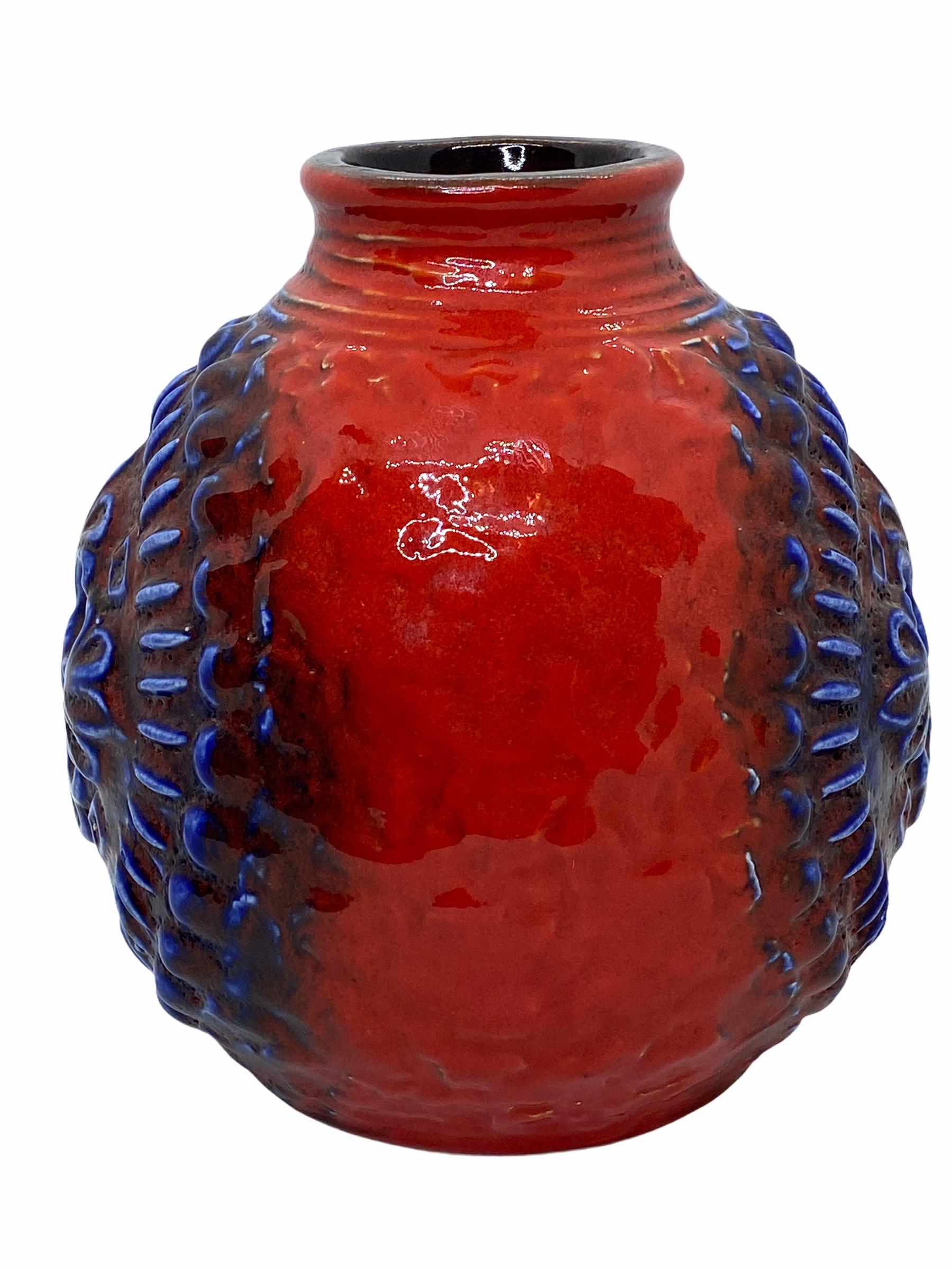 Deutsche Flach Lava-Vase aus Keramik der Jahrhundertmitte, Deutschland, 1970er Jahre im Zustand „Gut“ im Angebot in Nuernberg, DE