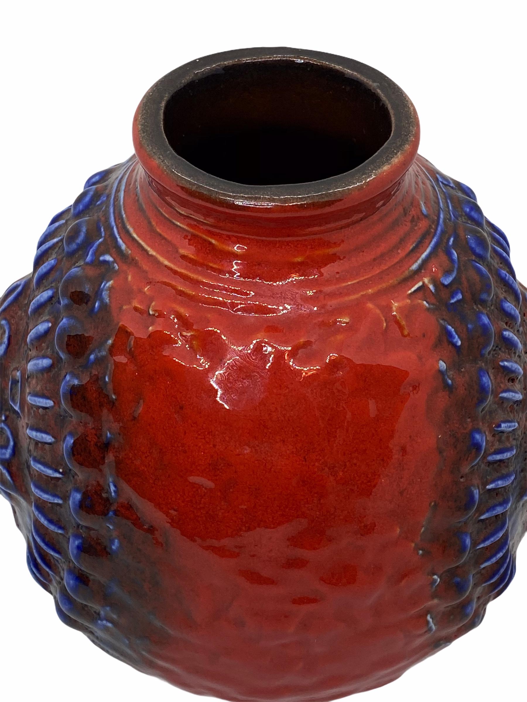 Deutsche Flach Lava-Vase aus Keramik der Jahrhundertmitte, Deutschland, 1970er Jahre (Ende des 20. Jahrhunderts) im Angebot