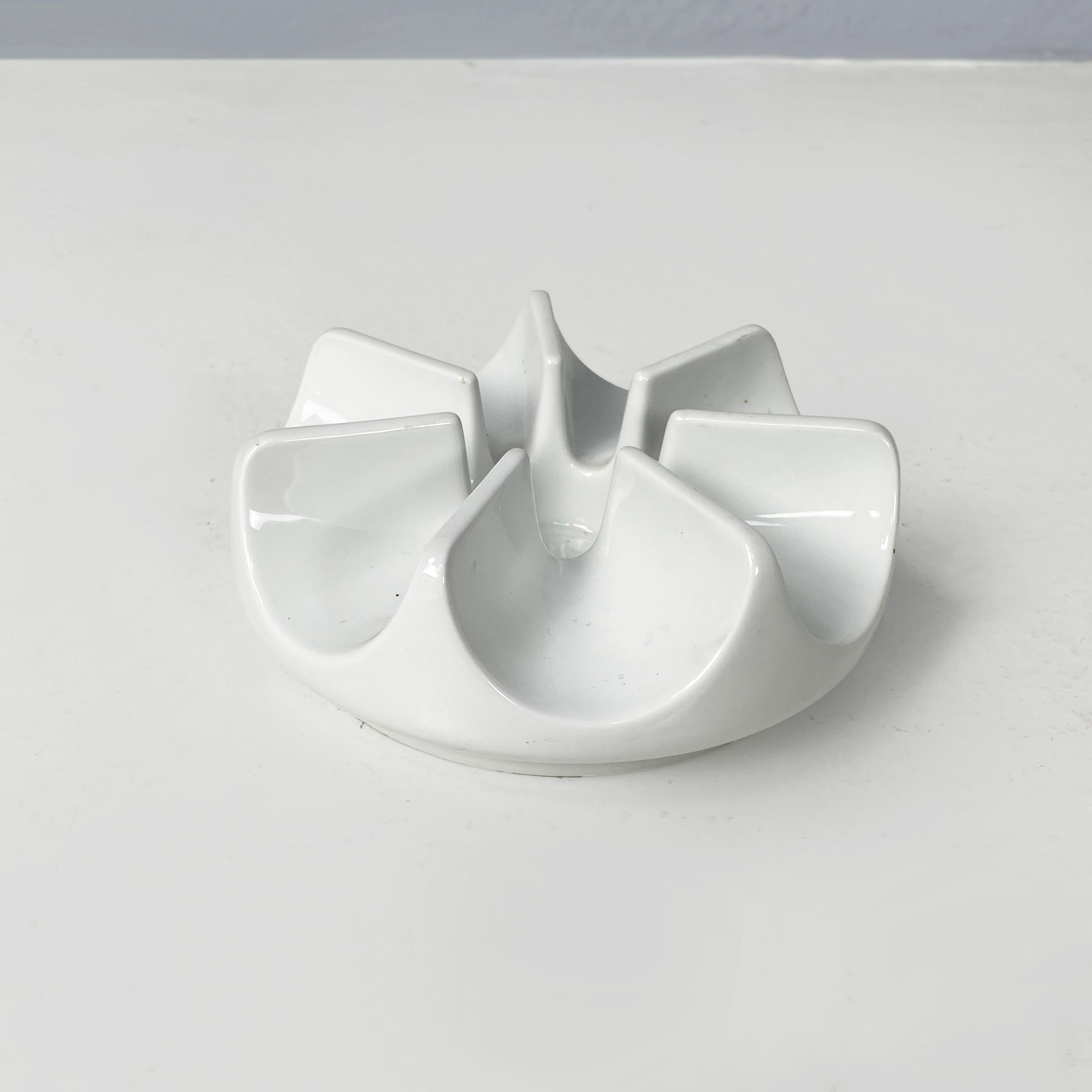 Chauffe-théière rond en céramique allemand du milieu du siècle dernier par Arzberg, 1960s
Chauffe-théière à base ronde en céramique blanche. Au centre, il y a un trou rond dans lequel on peut insérer une petite bougie. Le trou est entouré de stries