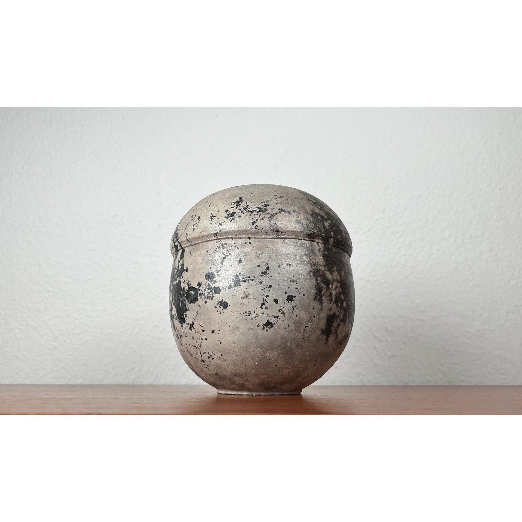 Jarrón de cerámica Studio Pottery alemana de mediados de siglo de Wolf Dieter Pölloth, década de 1960, en muy buen estado. Diseñado de 1960 a 1969 Esta pieza tiene una marca de atribución.

Más información:
Materiales: Cerámica
Color: Negro
Estilos: