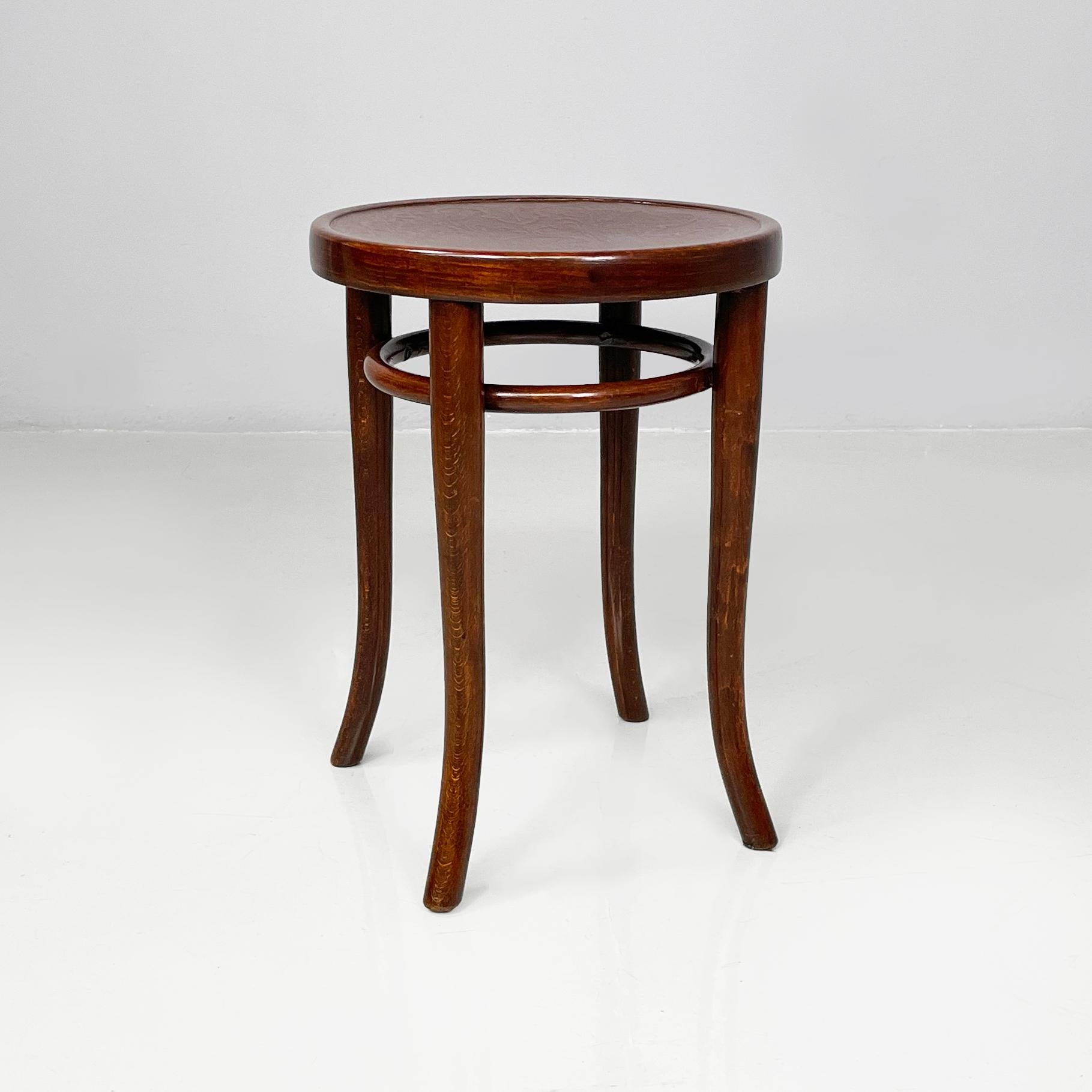 Taburete de mesa moderno alemán de mediados de siglo en madera de Thonet, años 40
Taburete de mesa con asiento redondo con decoraciones ligeramente repujadas, fabricado totalmente en madera. Las patas tienen sección redonda.
Fabricado por Thonet en