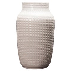 Jarrón alemán de porcelana blanca con textura de rejilla levantada de mediados de siglo Jarrón alemán de porcelana blanca con textura de rejilla levantada de mediados de siglo