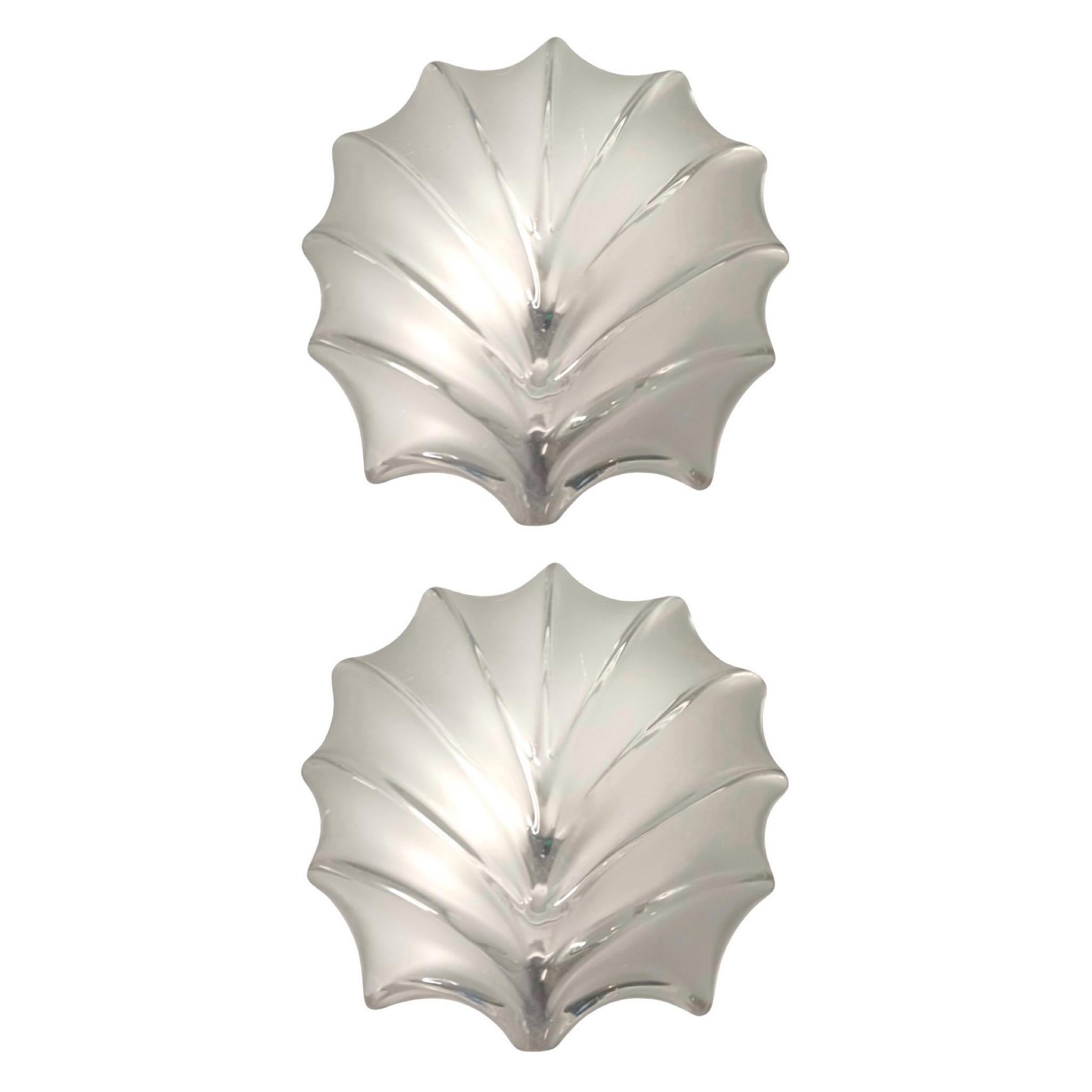 Unica e graziosa coppia tedesca di lampade da parete in vetro trasparente a conchiglia di Hillebrand. Questi apparecchi sono stati progettati e prodotti negli anni '70 in Germania. Model No: 8820-133.
Ogni applique è dotata di 1 presa di corrente