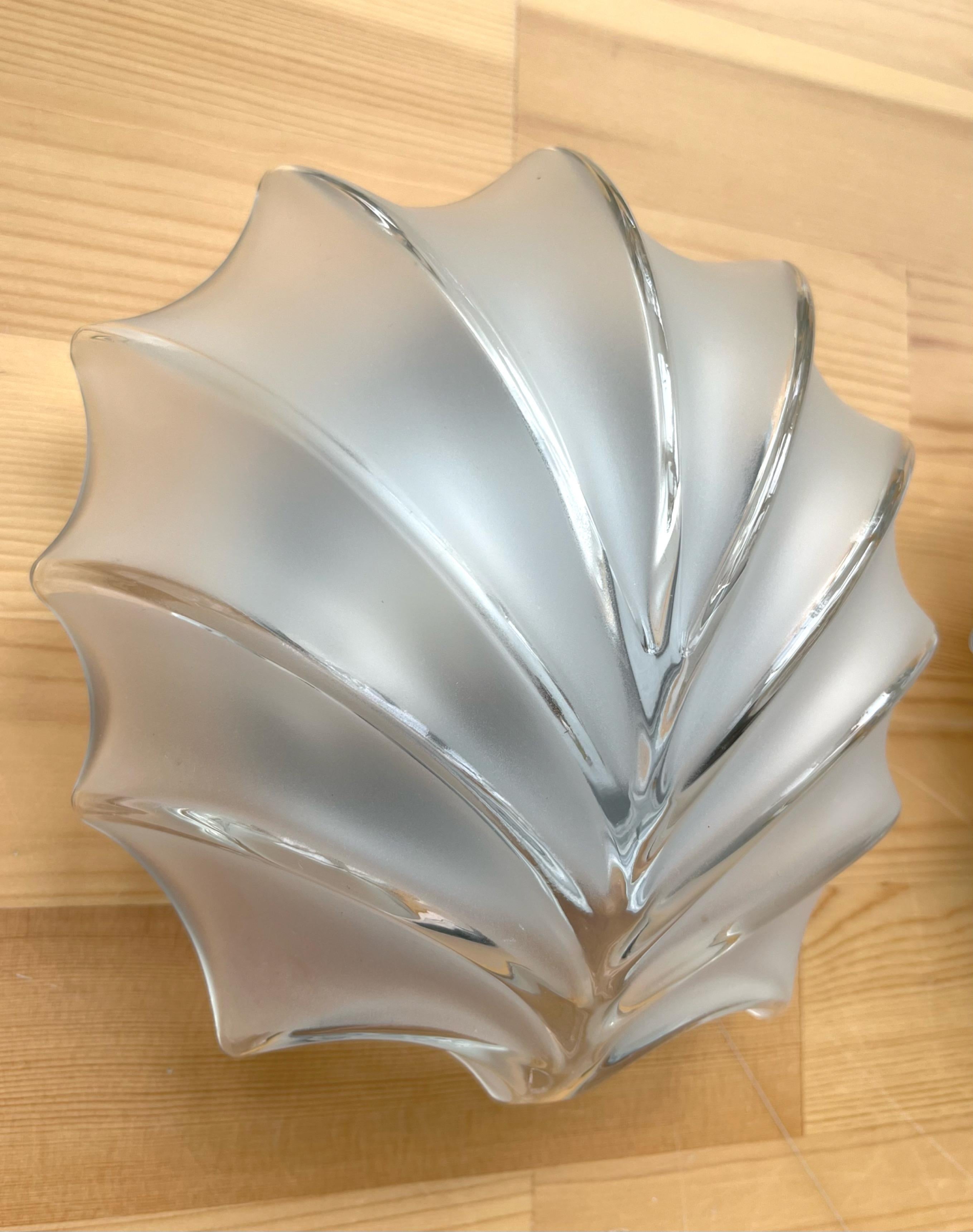 Mid-Century moderno Coppia di applique tedesche di metà secolo in vetro trasparente a conchiglia di Hillebrand, anni '70 in vendita