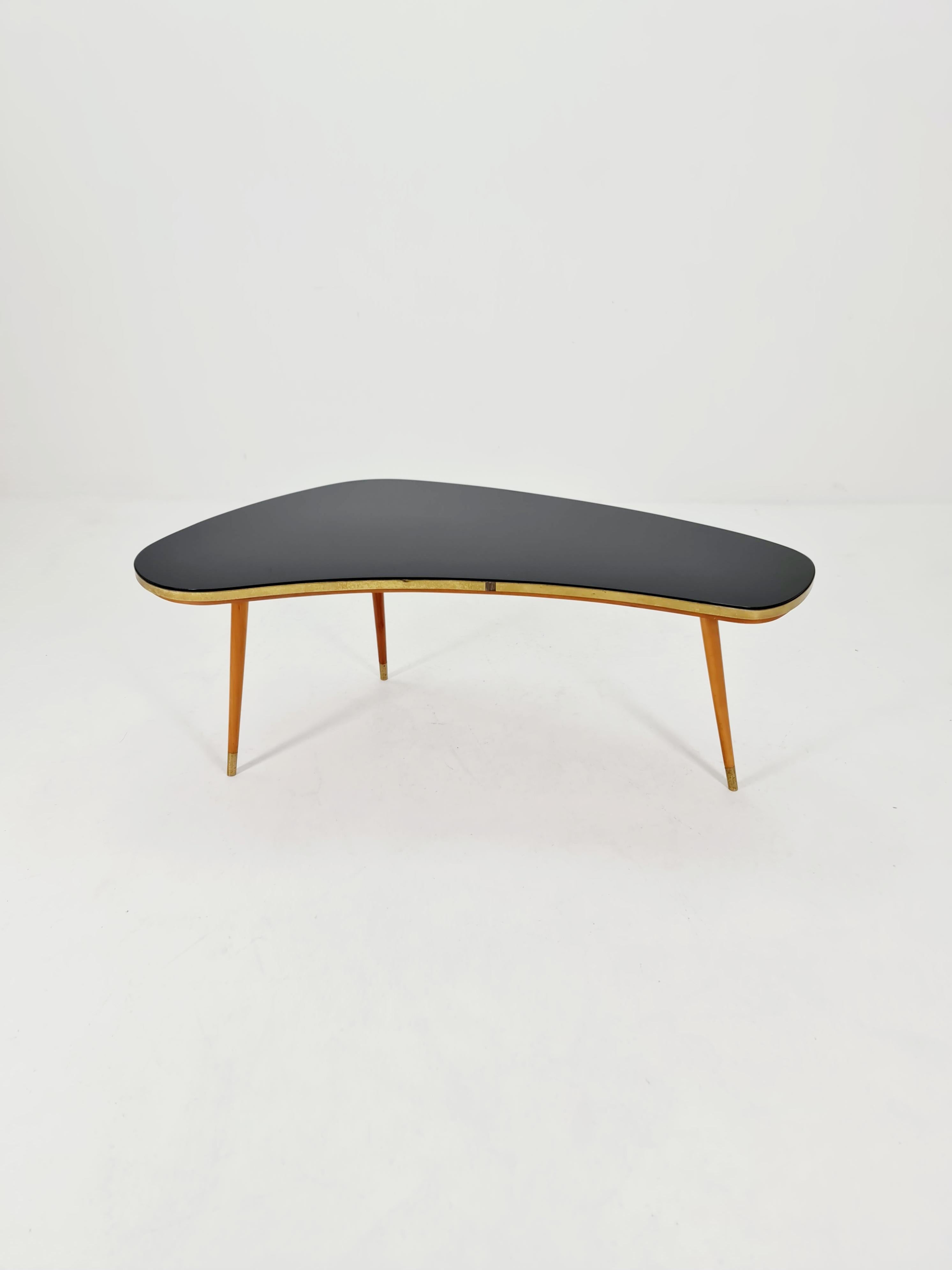 German Mid-Century Tripod  Glass & Brass Coffee Table By Else   1950s

Made in Germany in the late 50s

Condition: very good condition with minimal signs of wear, 

Dimensions:

Height: 52 cm
Width: 134  cm
Depth : 57 cm