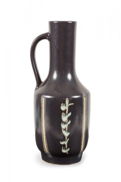 Deutsche Mid-Century-Vase mit vertikalem Weinreben-Design, schwarz glasiert, Keramikgriff