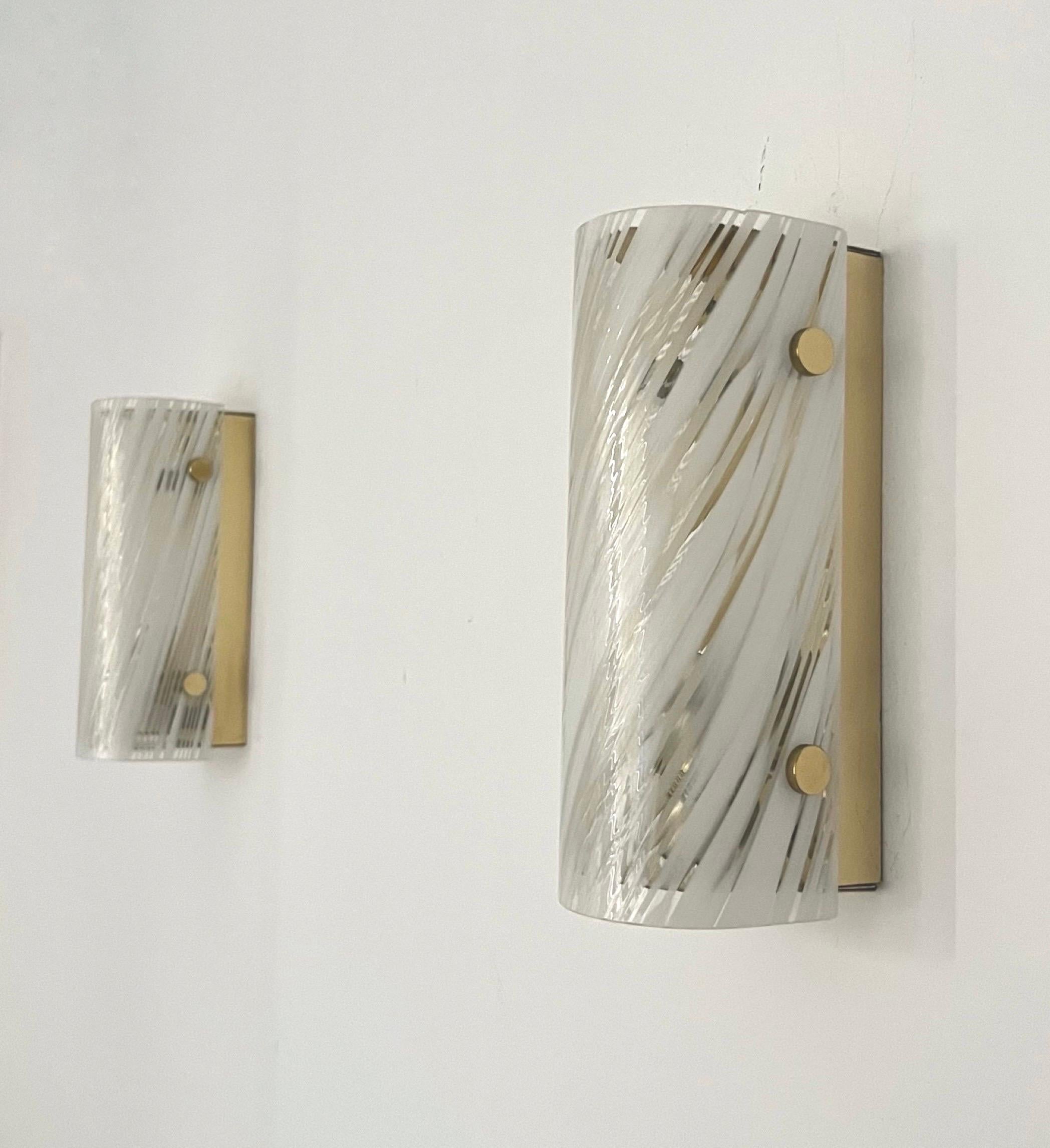 Einzigartiges und hübsches deutsches Paar Wandleuchter aus weißem Muranoglas von Hillebrand. Diese Armaturen wurden in den 1970er Jahren in Deutschland entworfen und hergestellt. Modell: 8791-121, originales 