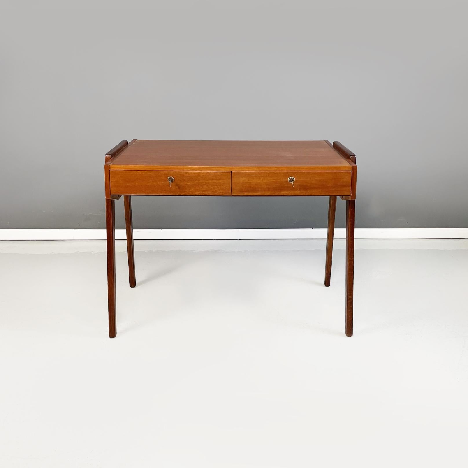 German midcentury Wooden desk with drawers and brass details, 1960s
Desk with rectangular top, entirely in wood. On the front it has two drawers with keys. The table structure is made up of 4 round section legs with brass details.
1960s. of German