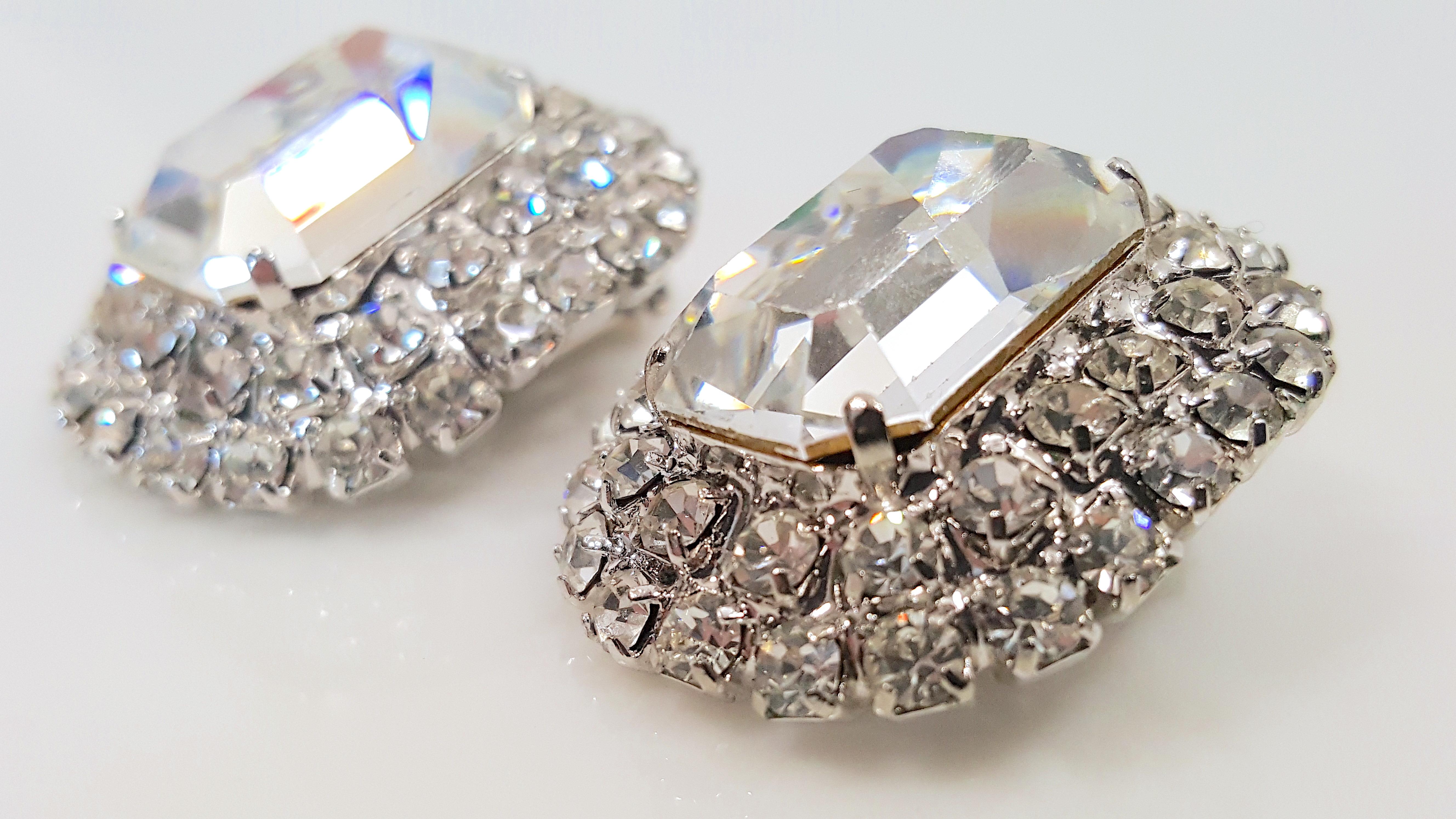 Alors qu'il fabriquait des bijoux fantaisie haute-couture similaires à ceux de Christian Dior au milieu du siècle dernier, le designer Max Muller, basé près de Kaufbeuren, en Allemagne de l'Ouest, a créé ces boucles d'oreilles en cristal argenté