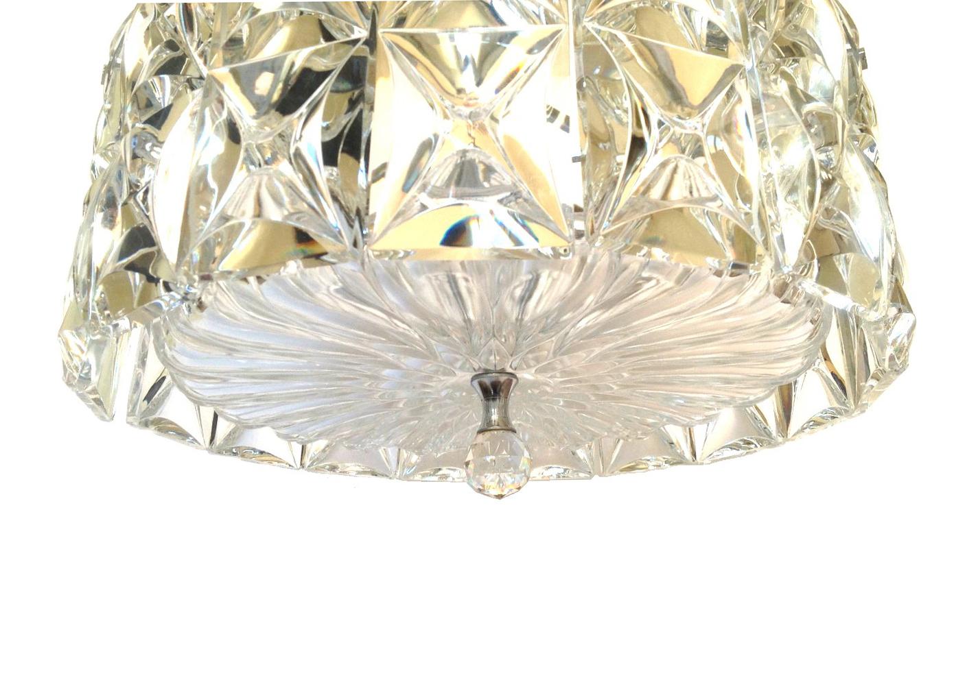 Elegant and beautiful German midcentury crystal chandelier.
This chandelier was made during the 1960s in Germany by KInkeldey.
This chandelier is composed by 10 units of clear crystals and metal structure.
The our main target is customer