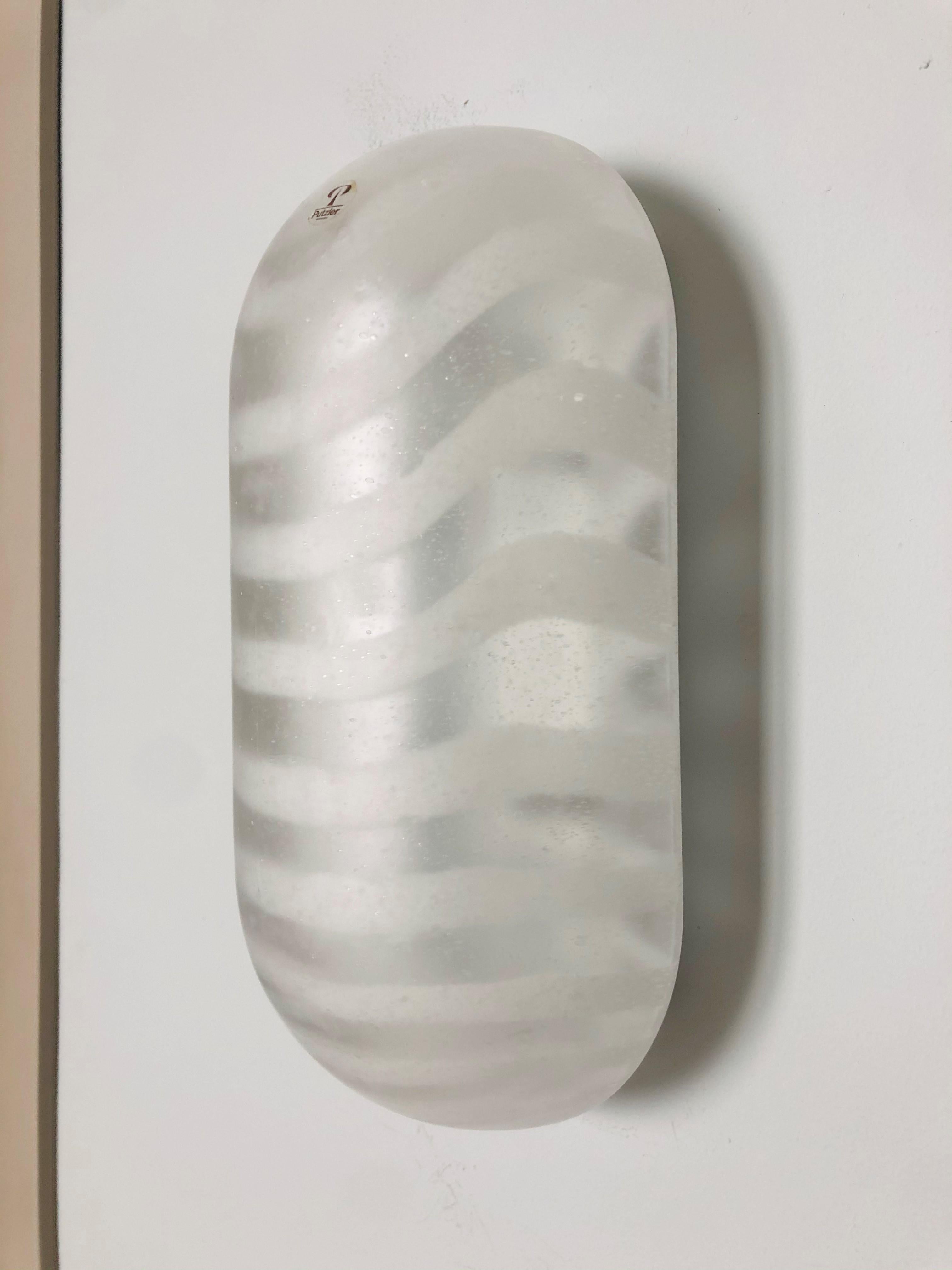 Mid-Century moderno Coppia di applique in vetro del Medioevo tedesco di Peill & Putzler, anni '70 in vendita