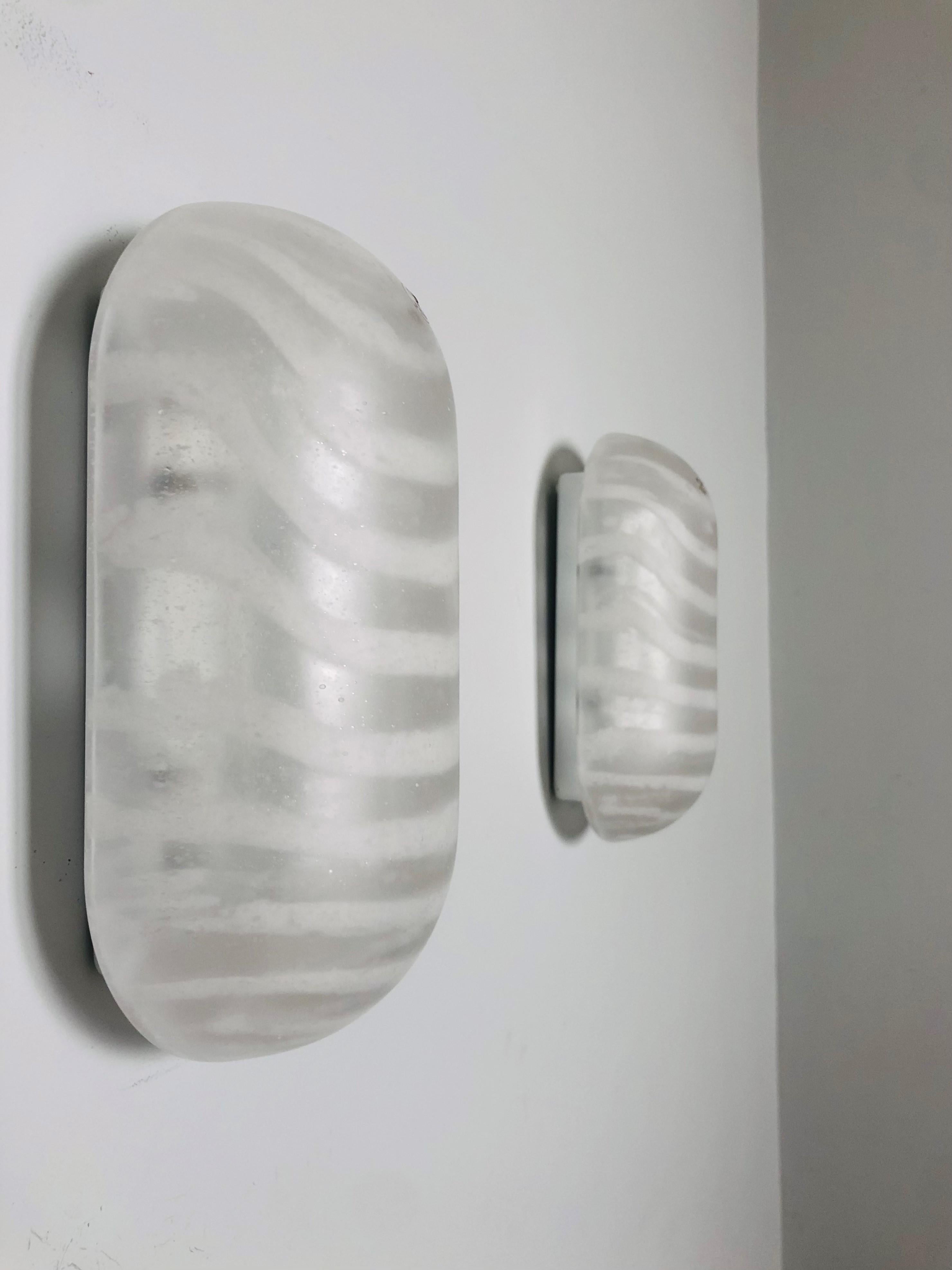 Coppia di applique in vetro del Medioevo tedesco di Peill & Putzler, anni '70 In condizioni buone in vendita a Badajoz, Badajoz