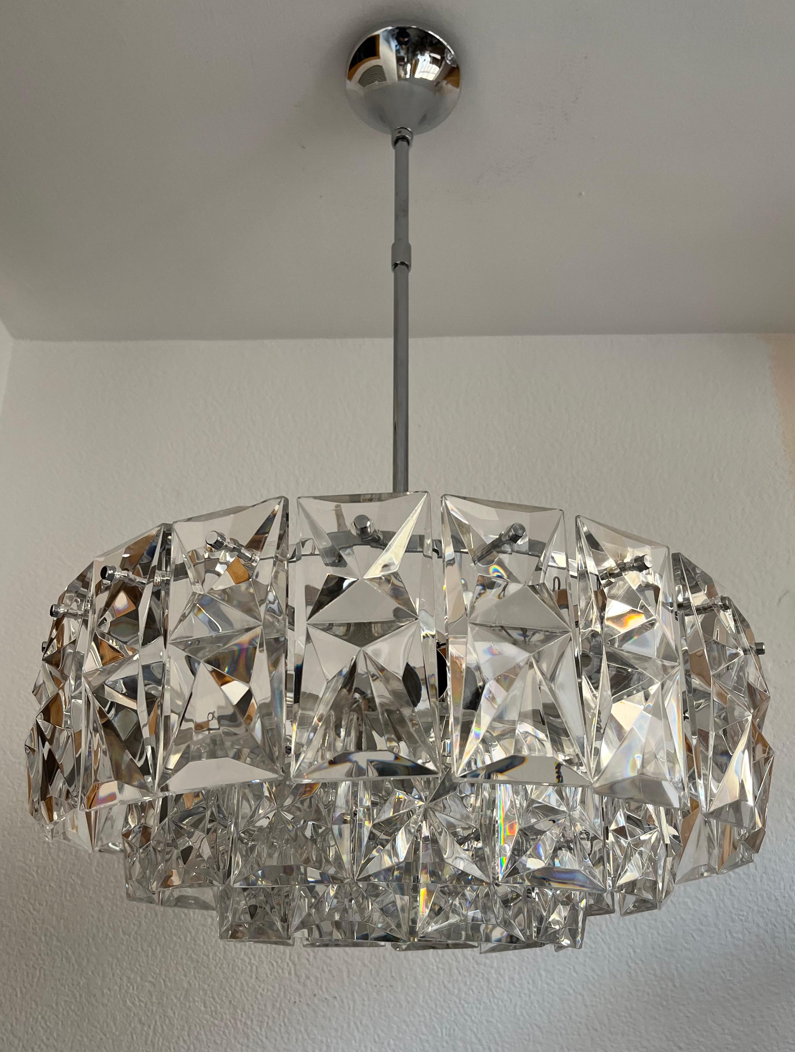 Large, beautya and gorgeous German Mid-century crystal Kinkeldey Chandelier. This Chandelier was designed and manufactured in Germany during the 1970s by Kinkeldey Leuchten.
This chandelier is composed by 50 units of crystals and metal chromed